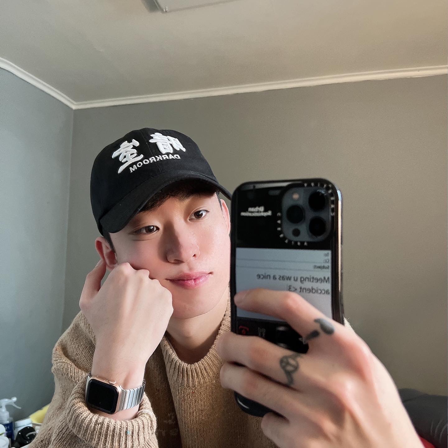 IAB Studio x Saddler Haus Knit Plain, Darkr8m Studio White Logo Cap 착용 스타일 - 3