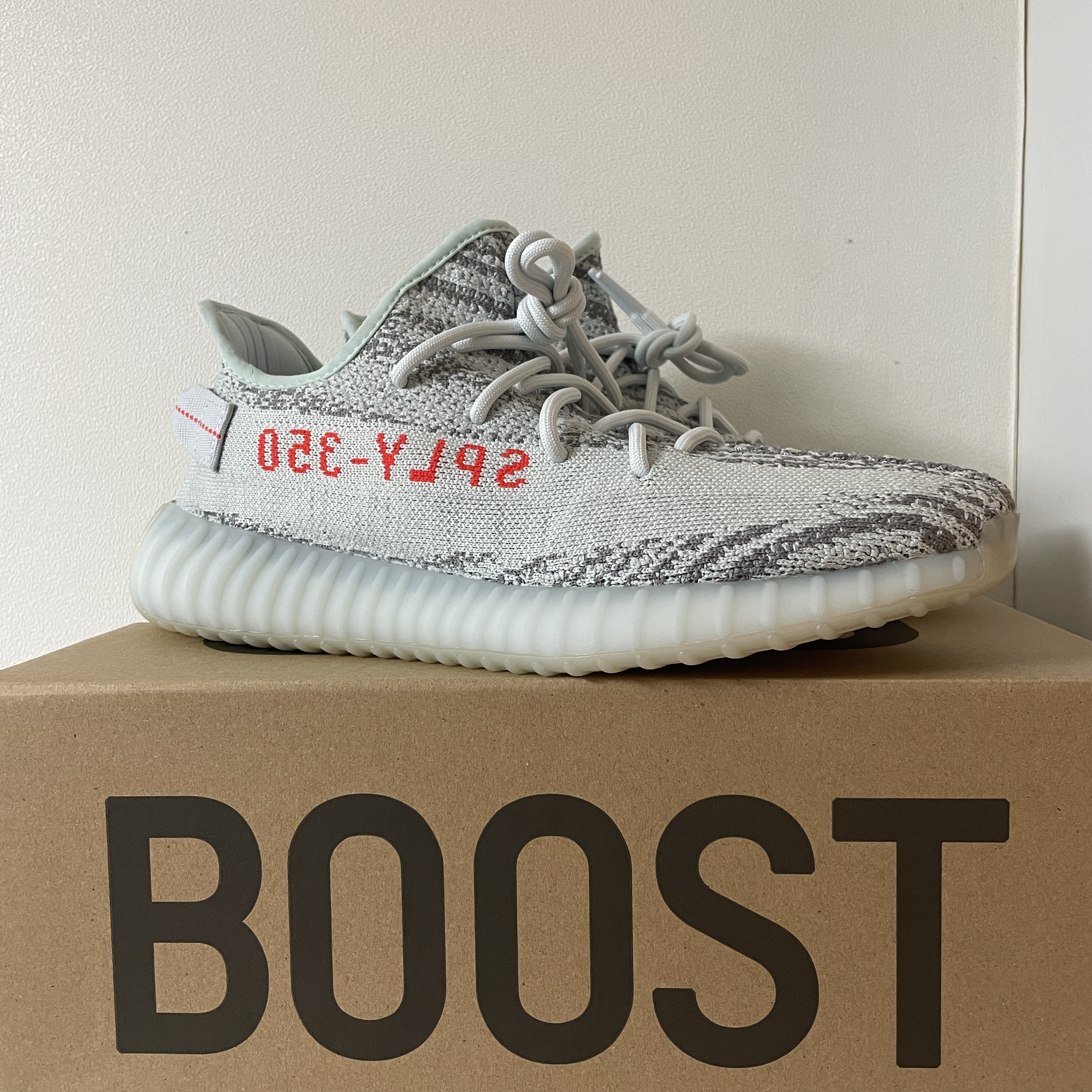 Adidas Yeezy Boost 350 V2 Blue Tint 2017 착용 스타일 - 3