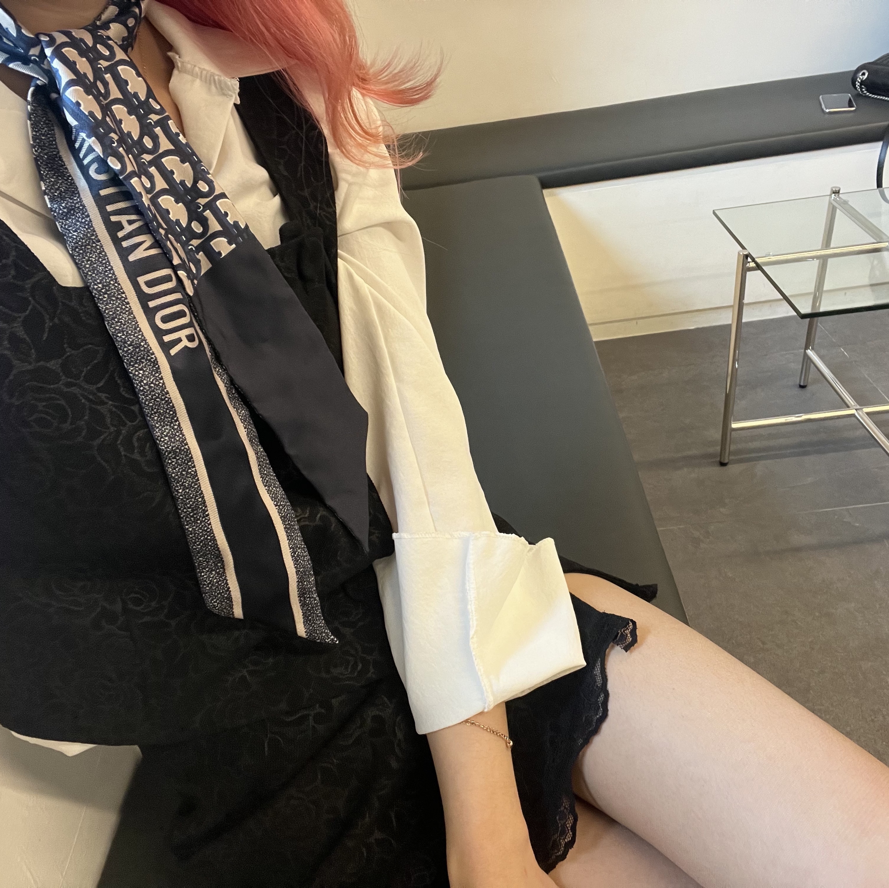 (W) Dior Oblique Mitzah Scarf Silk Twill Navy Blue 착용 스타일
