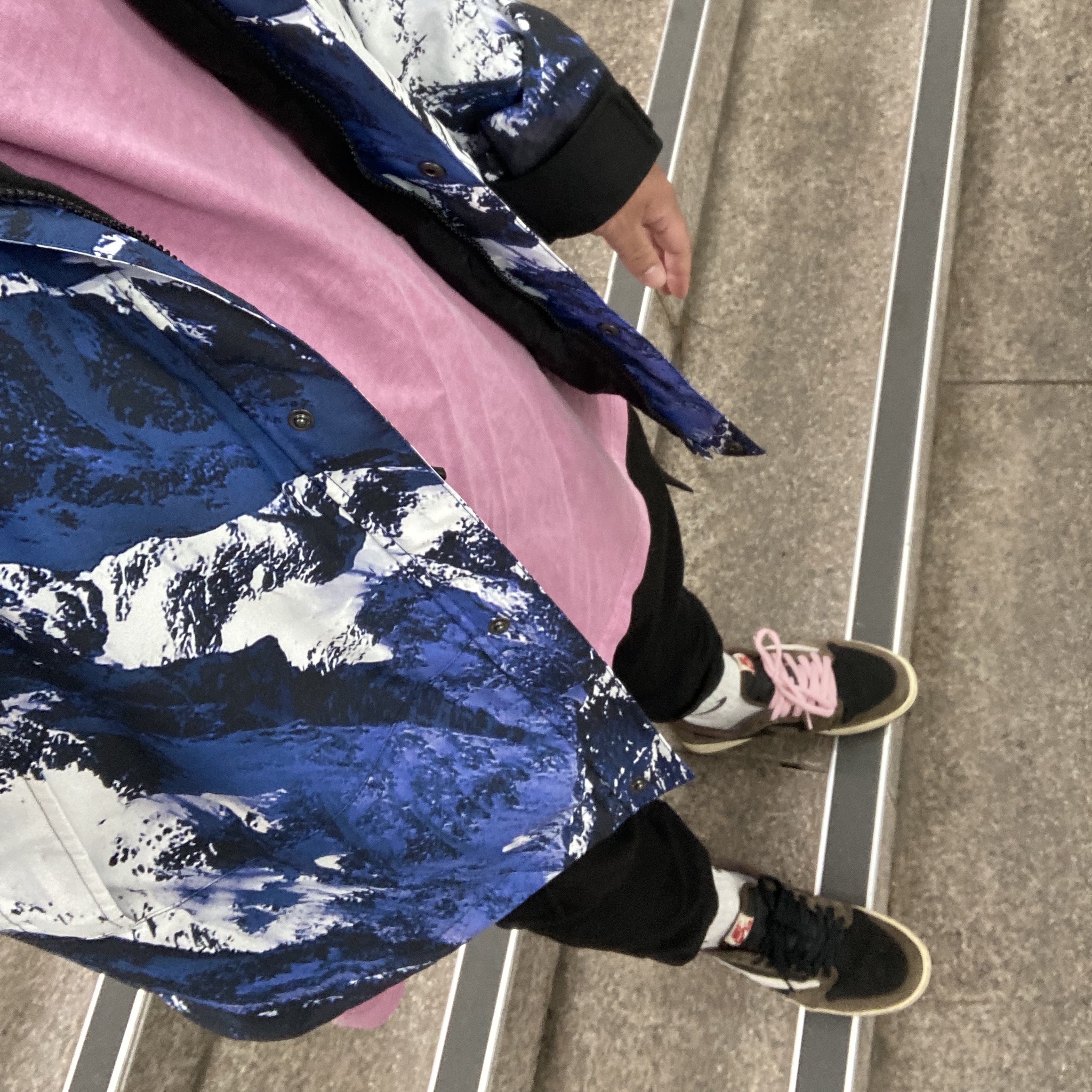 Jordan 1 x Travis Scott Retro Low OG SP Mocha, IAB Studio Pigment T-Shirt Magenta 착용 스타일
