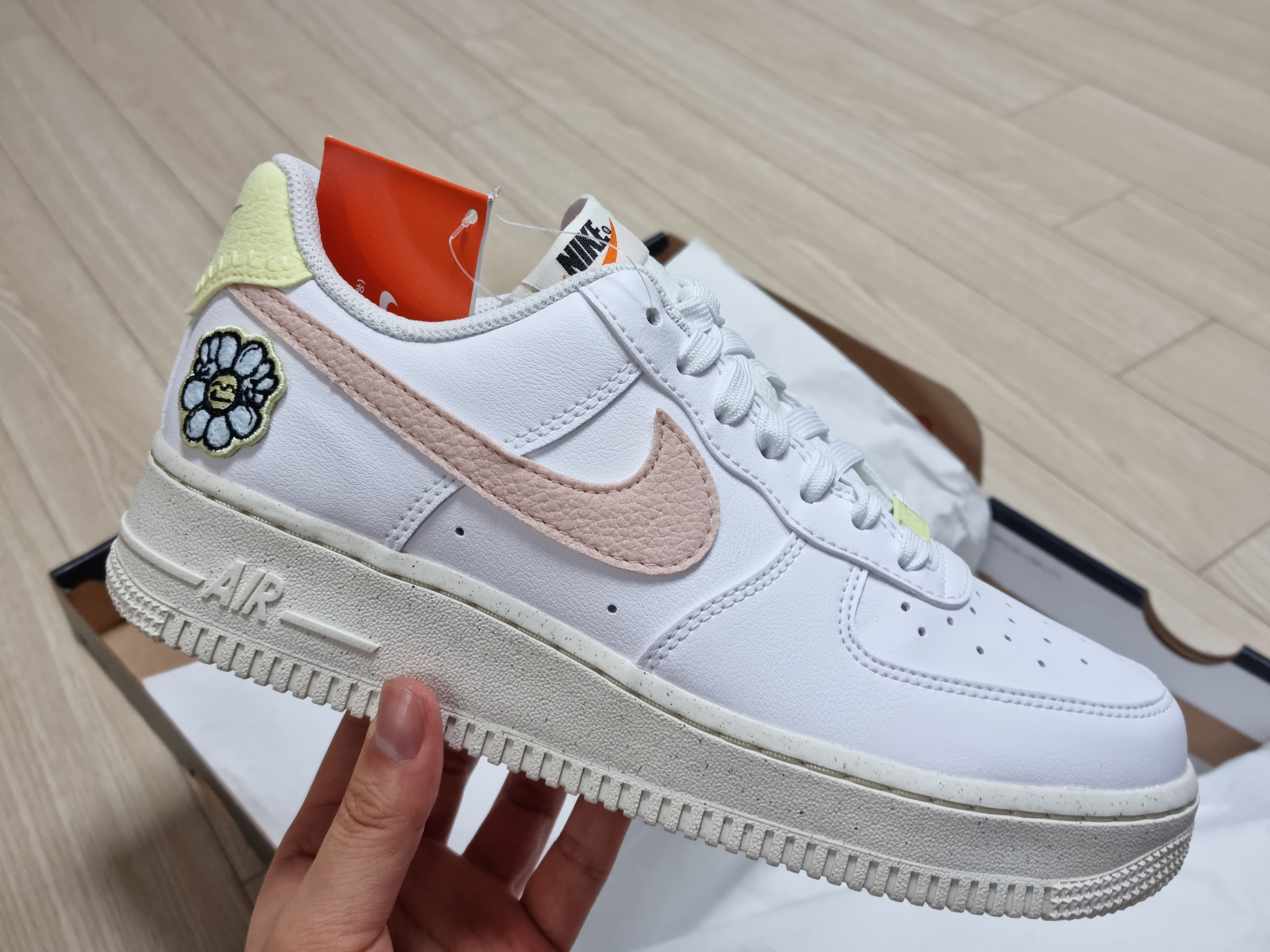 (W) Nike Air Force 1 '07 SE Next Nature White Pink Oxford 착용 스타일 - 1