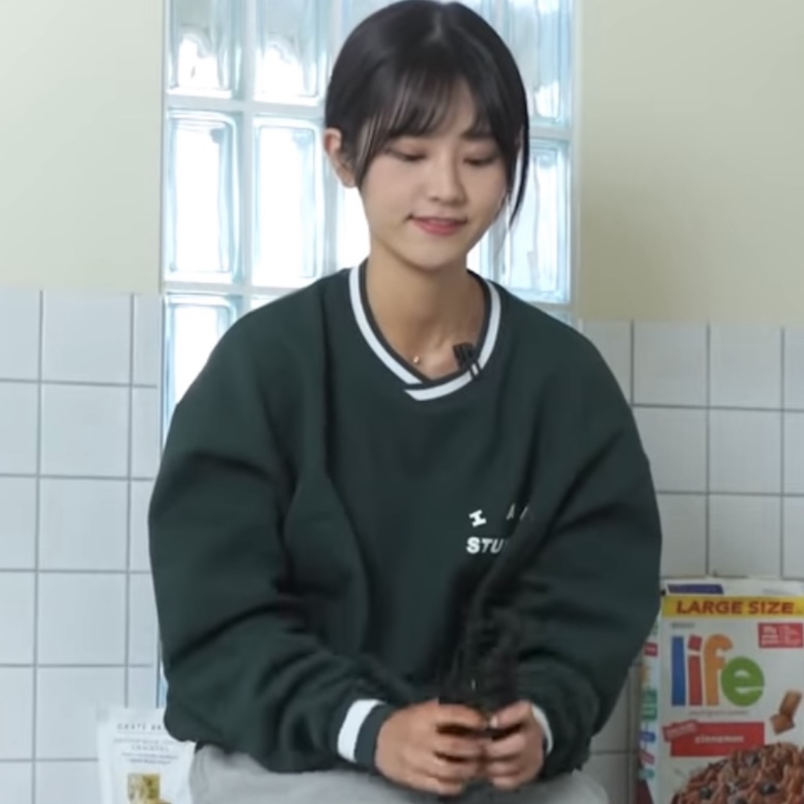 IAB Studio x Yonex Sweatshirt Green 착용 스타일 - 1