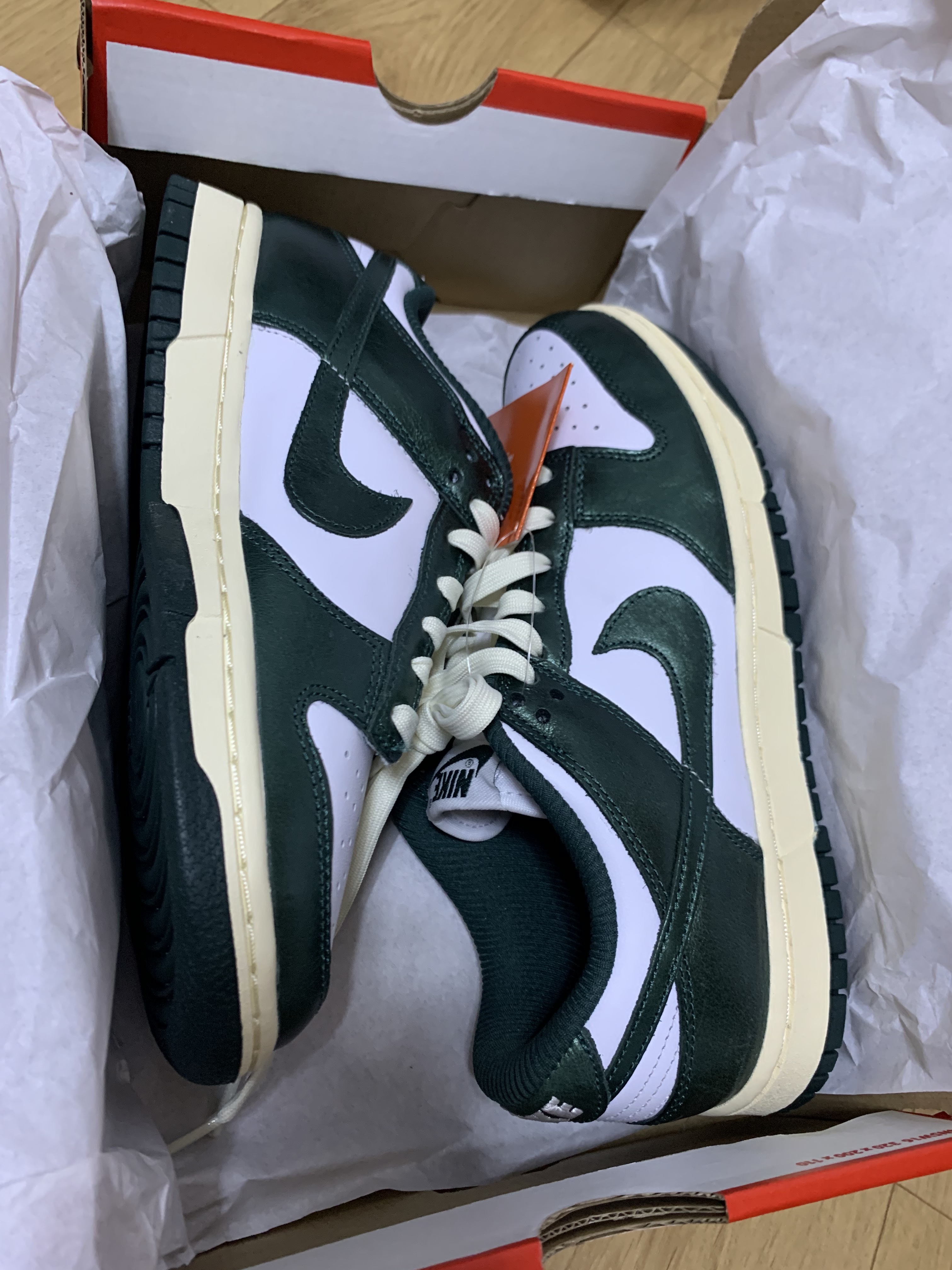 (W) Nike Dunk Low Vintage Green 착용 스타일 - 2