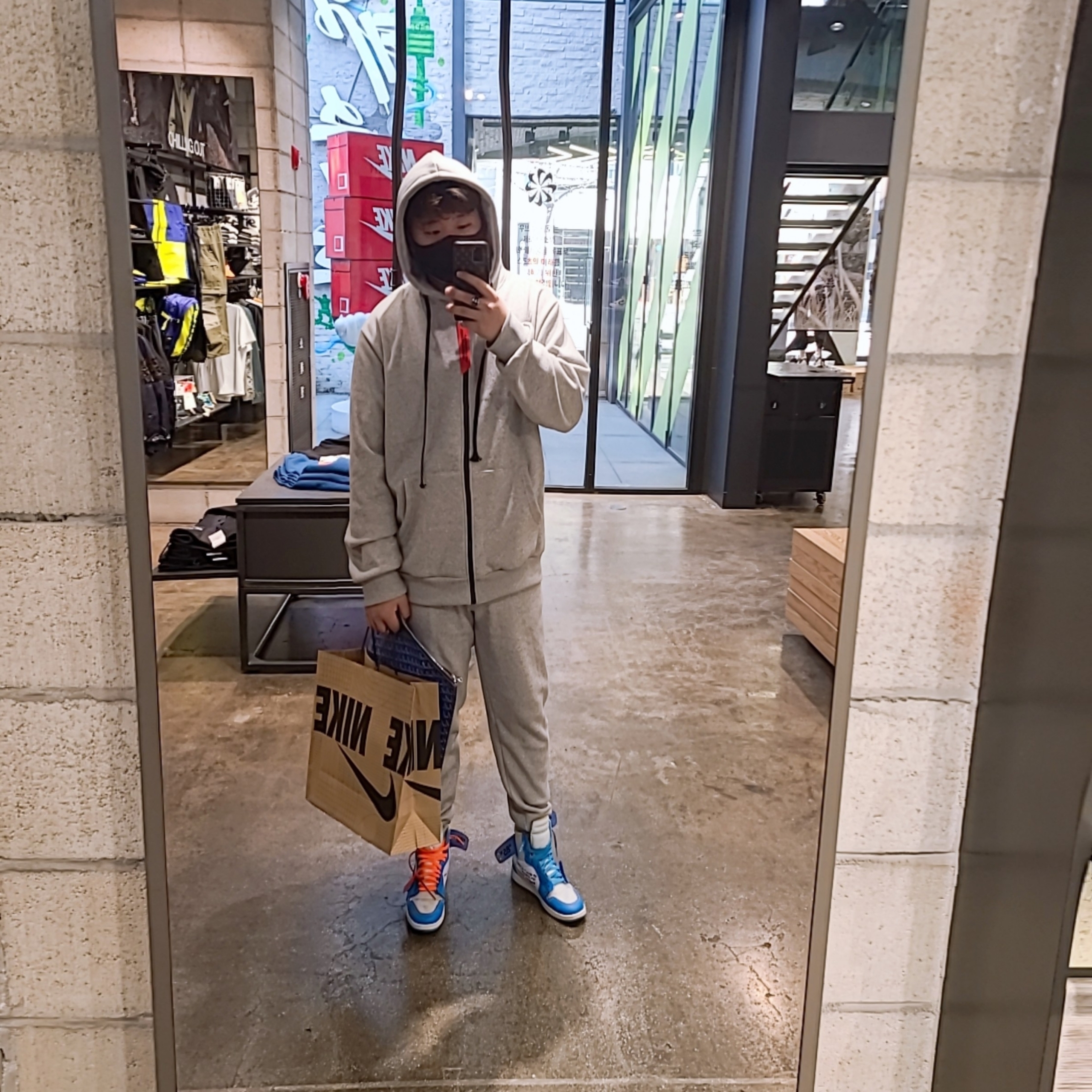 Jordan 1 x Off-White Retro High University Blue 착용 스타일