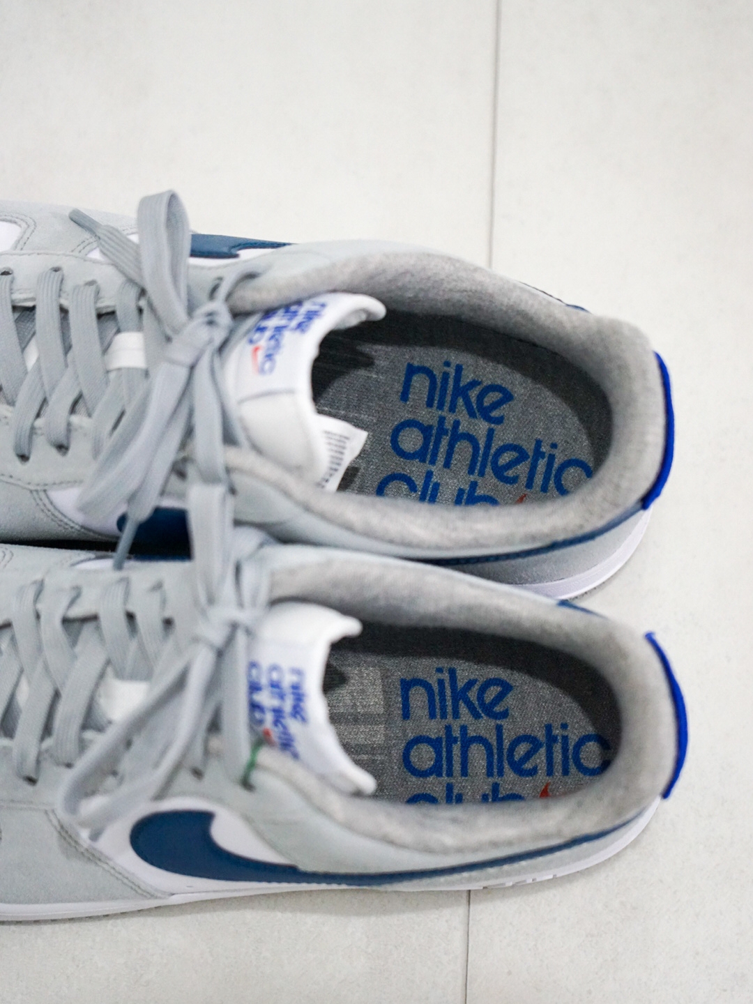 Nike Air Force 1 '07 LV8 Athletic Club Light Smoke Grey Marina 착용 스타일 - 3