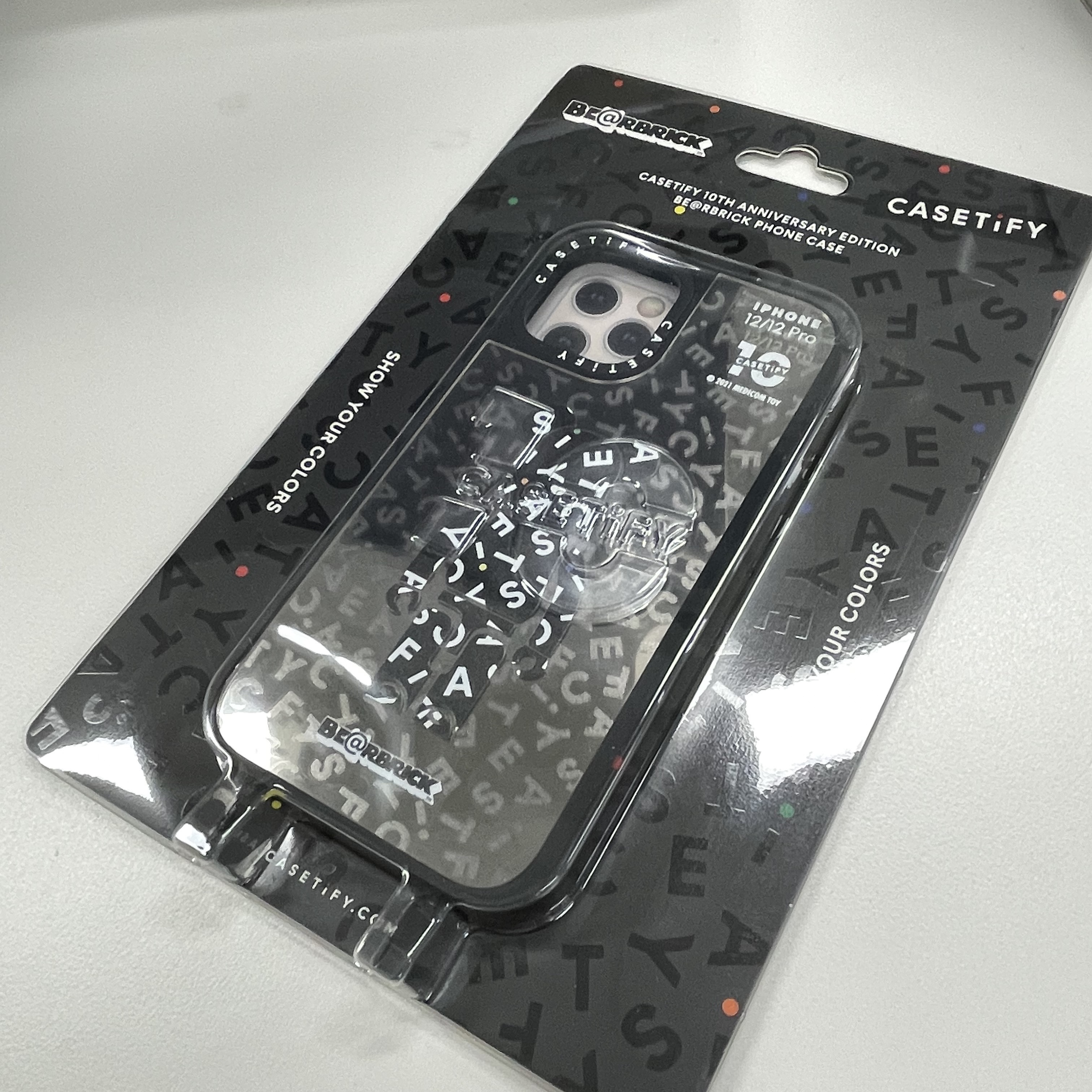 Casetify x Bearbrick 10th Anniversary Monogram MagSafe Mirror iPhone Case Silver 착용 스타일 - 2