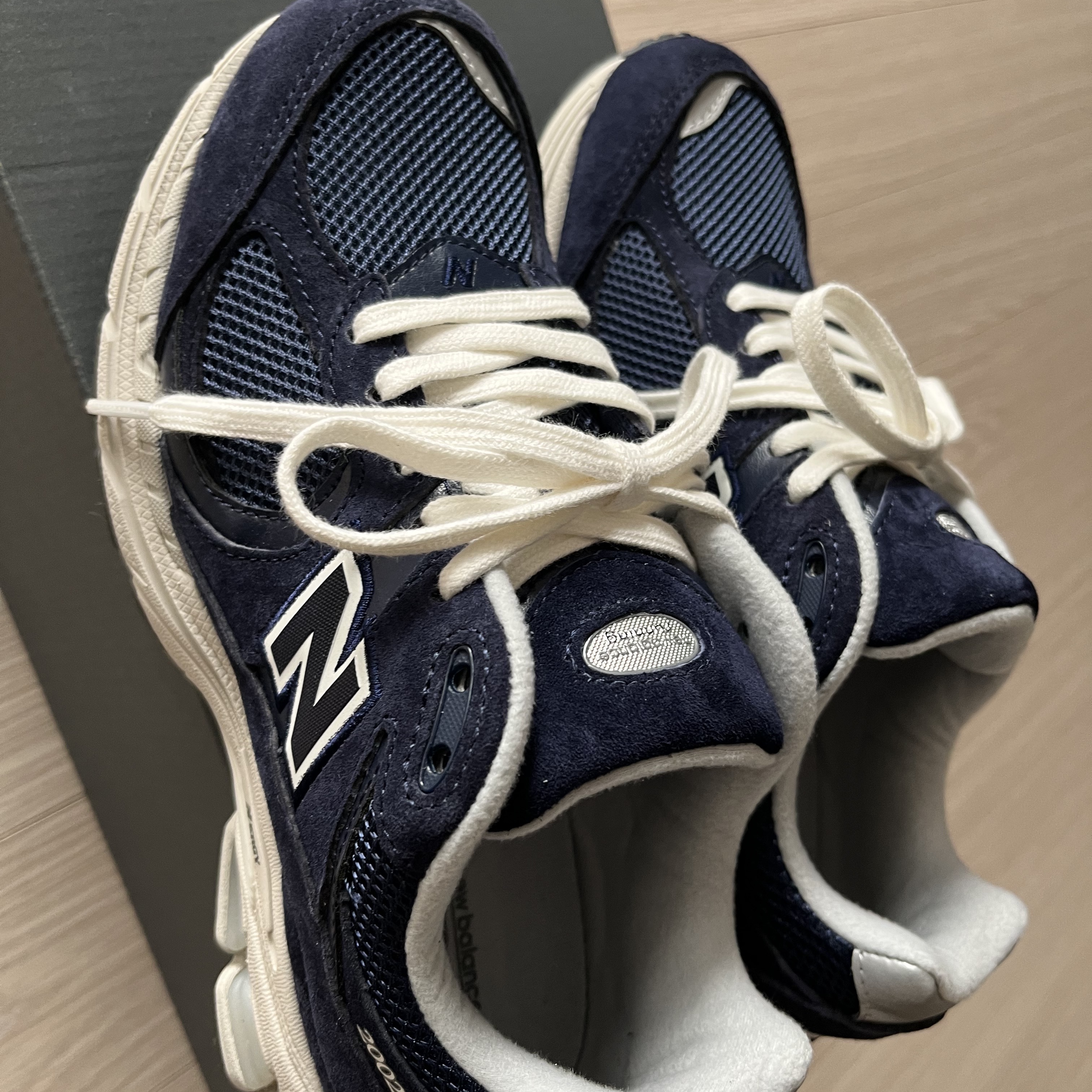 New Balance 2002R Navy 착용 스타일