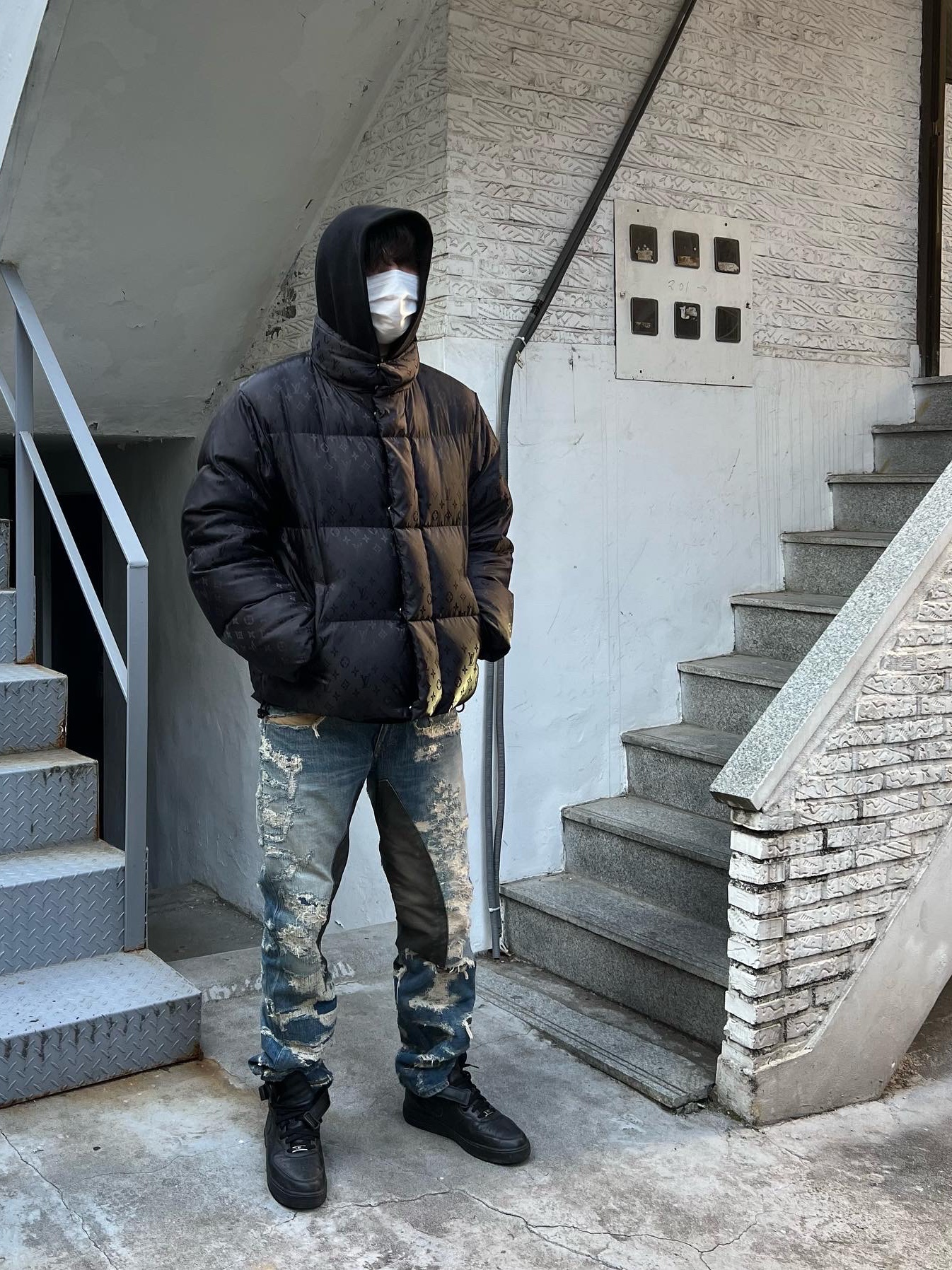Nike Air Force 1 Mid '07 Black, Yeezy Gap Hoodie Black 착용 스타일 - 1