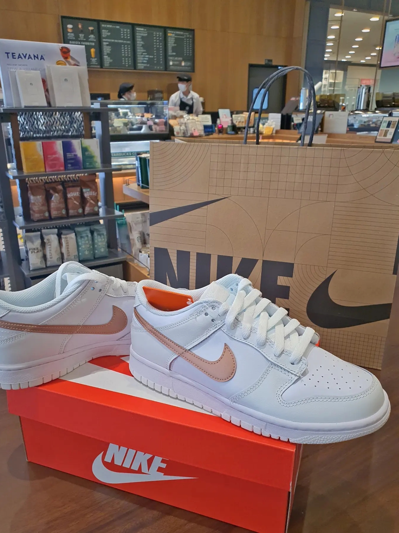 (GS) Nike Dunk Low White Rose Pink, Jordan 1 Retro High OG Dark Marina Blue 착용 스타일 - 1