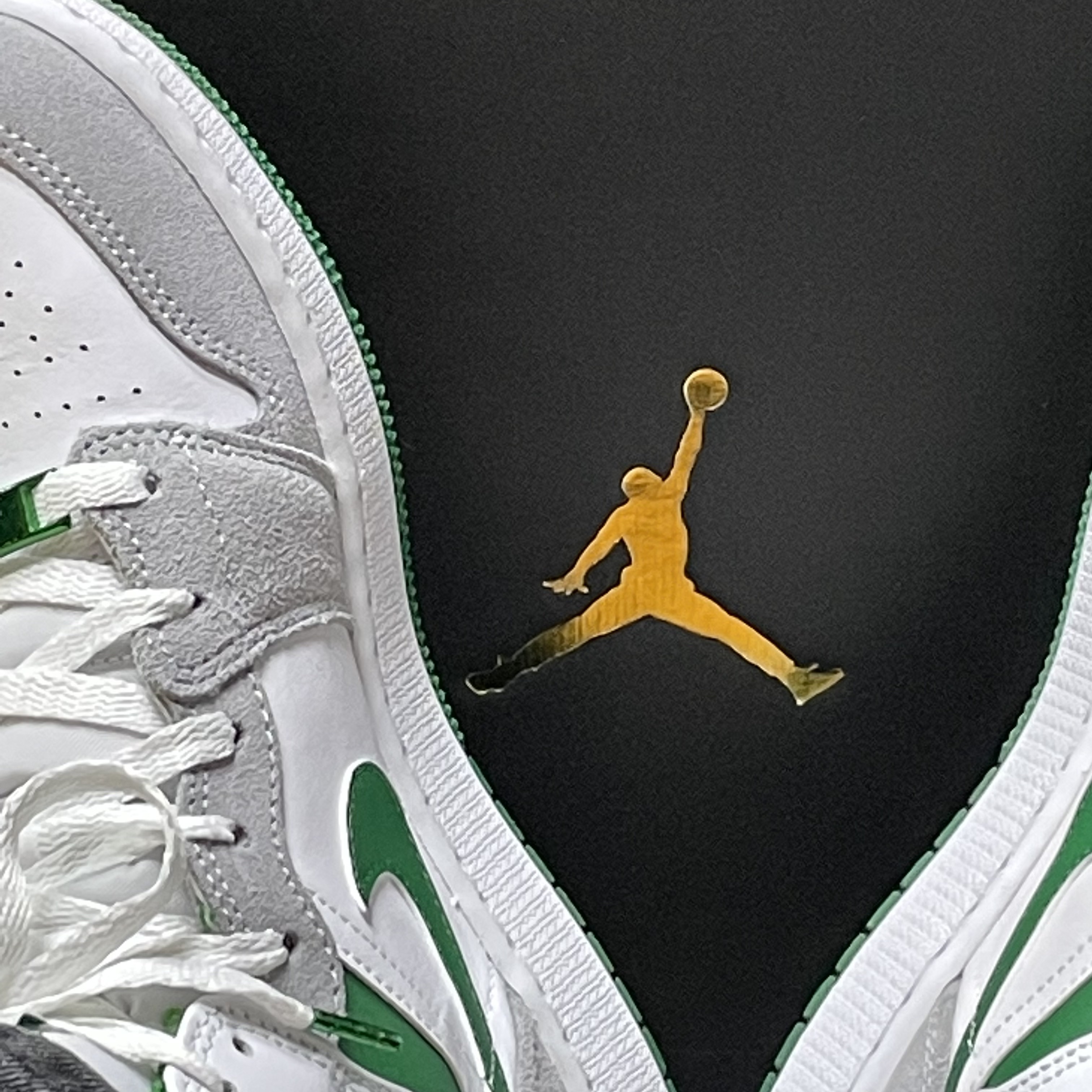 Jordan 1 Mid SE Pine Green Light Smoke Grey, (GS) Jordan 1 Mid SE Pine Green Light Smoke Grey 착용 스타일 - 2