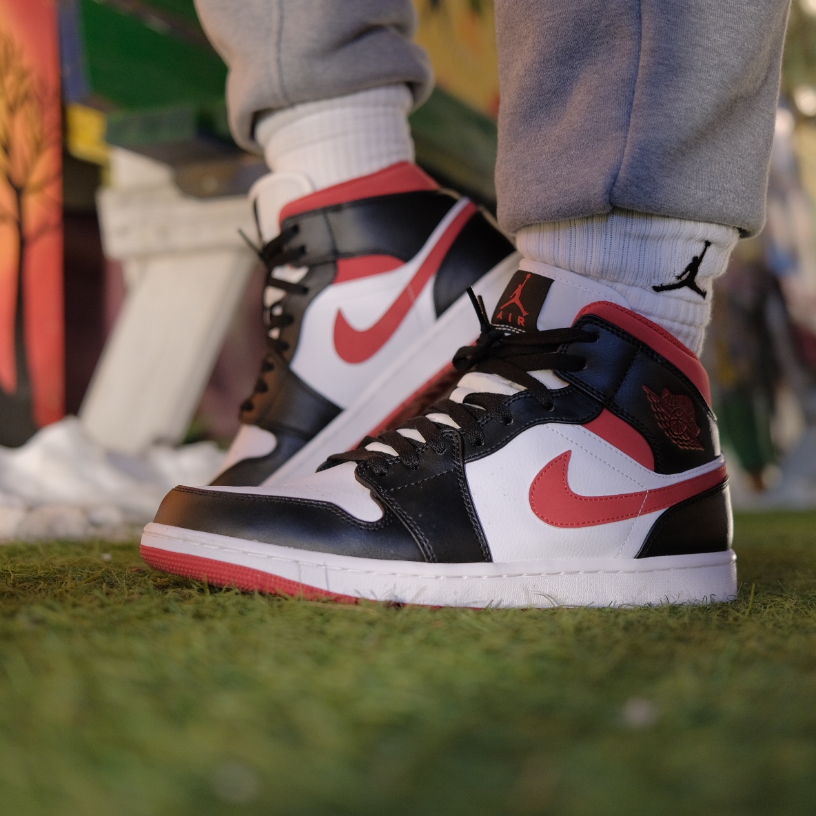 Jordan 1 Mid Gym Red Black White 착용 스타일 - 2