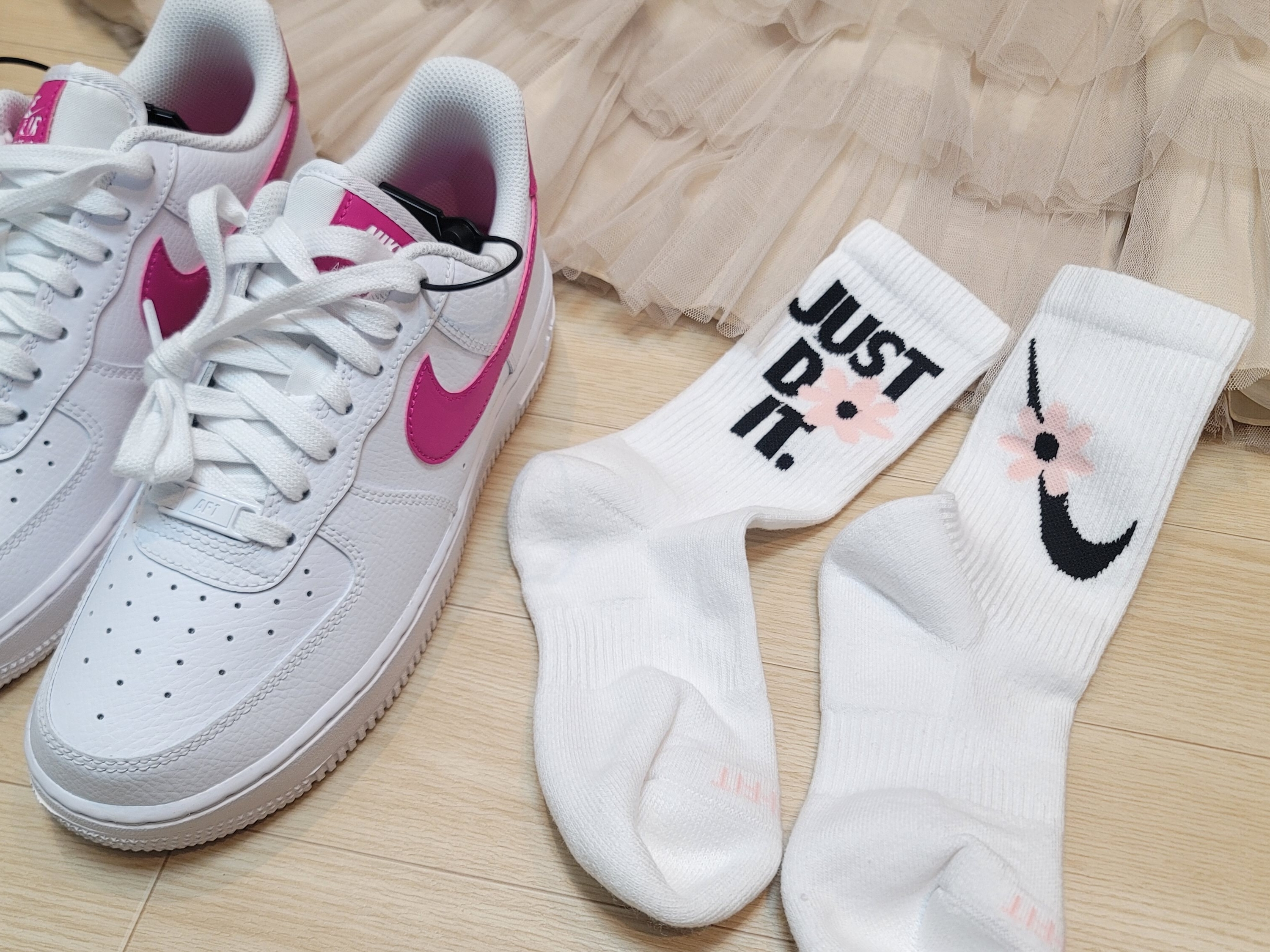(W) Nike Air Force 1 '07 White Pink Prime, (Kids) Nike Everyday Plus Socks Pink White (6 Pack/Korean Ver.) 착용 스타일 - 2