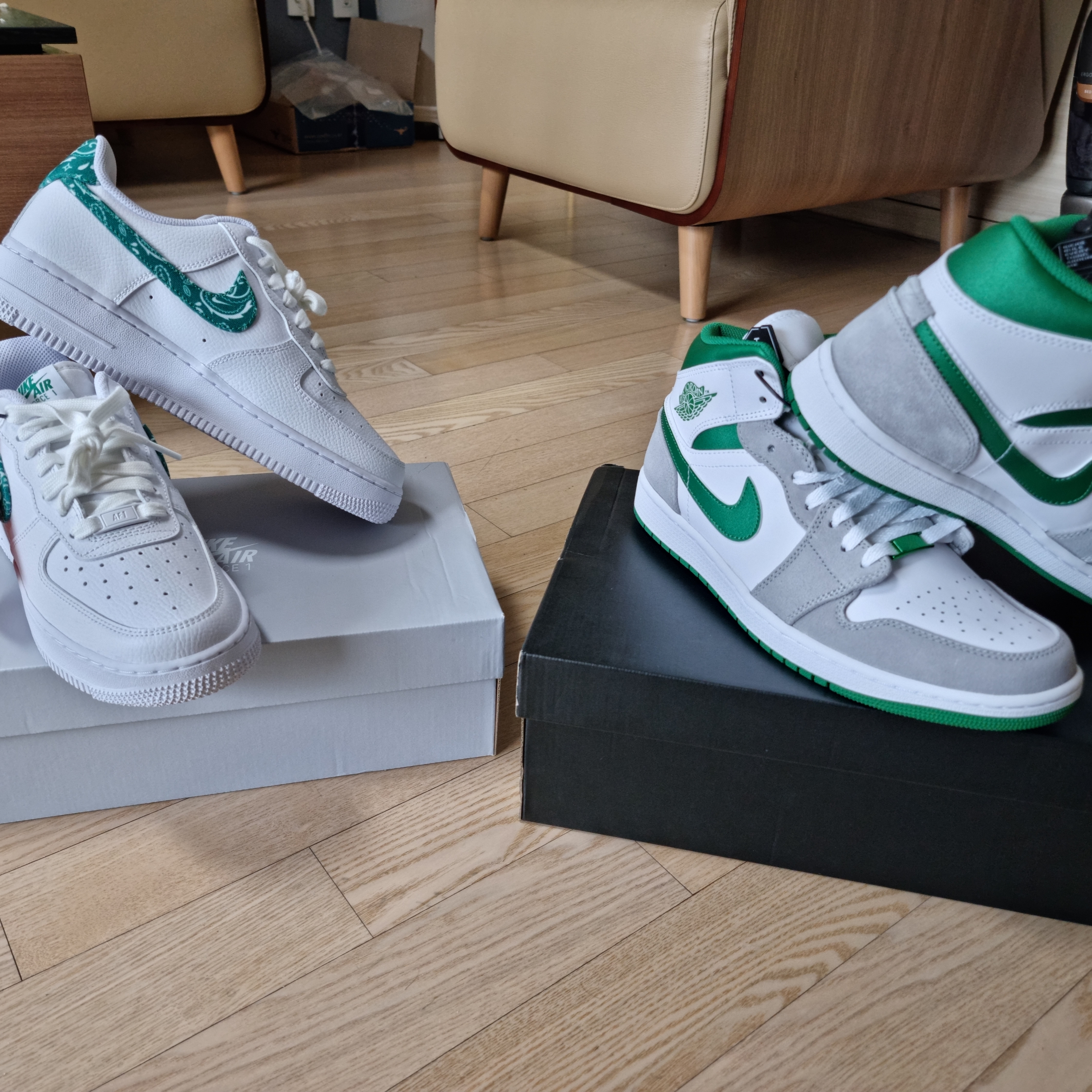 (W) Nike Air Force 1 '07 Essential Paisley Swoosh White Malachite, Jordan 1 Mid SE Pine Green Light Smoke Grey 착용 스타일 - 2