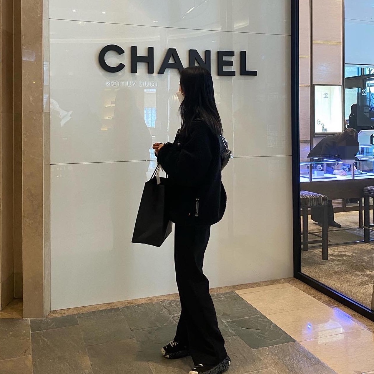 Chanel Medium Boy Chanel Handbag Calfskin & Silver Black, Nike x Undercover Overbreak SP Black 착용 스타일