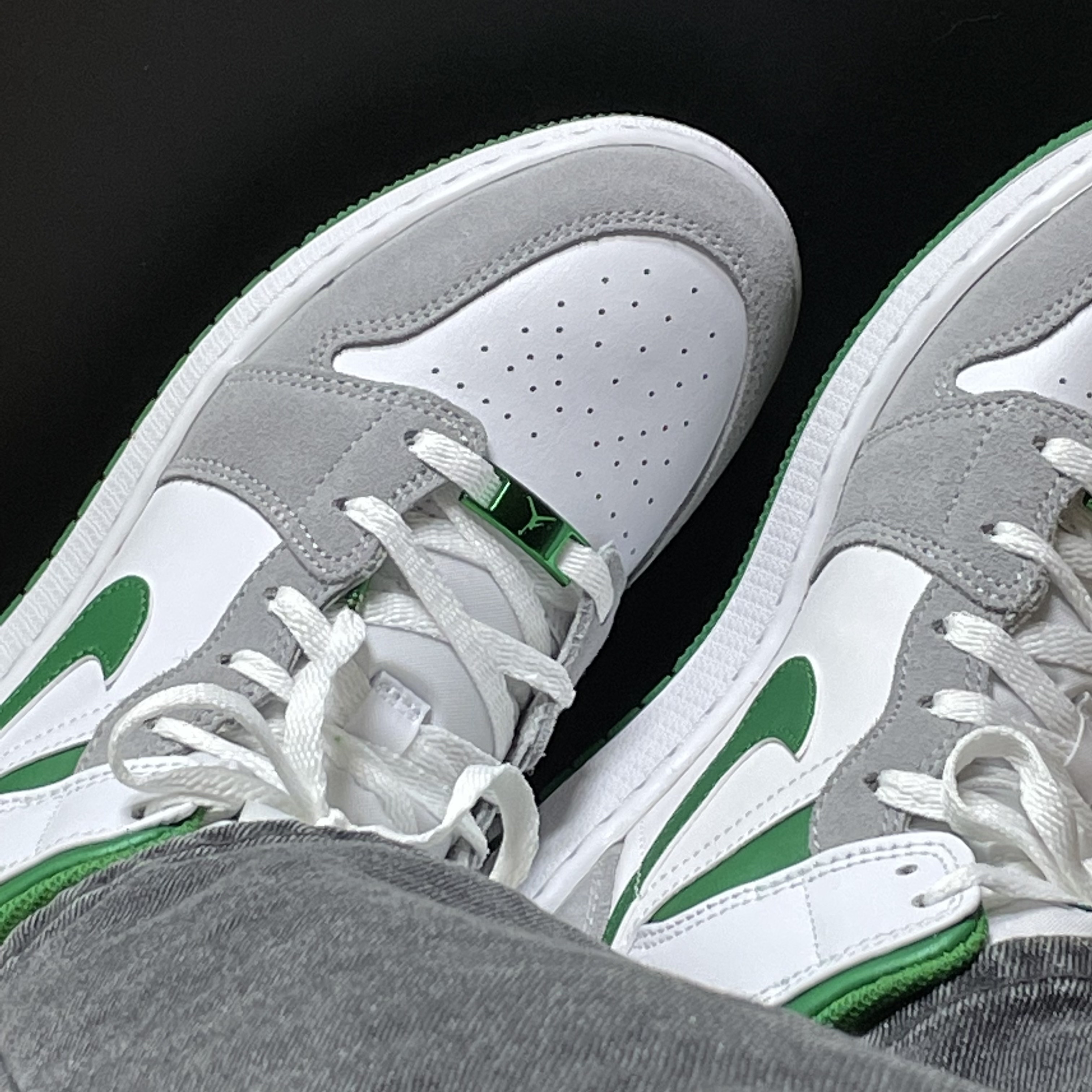 Jordan 1 Mid SE Pine Green Light Smoke Grey, (GS) Jordan 1 Mid SE Pine Green Light Smoke Grey 착용 스타일 - 1