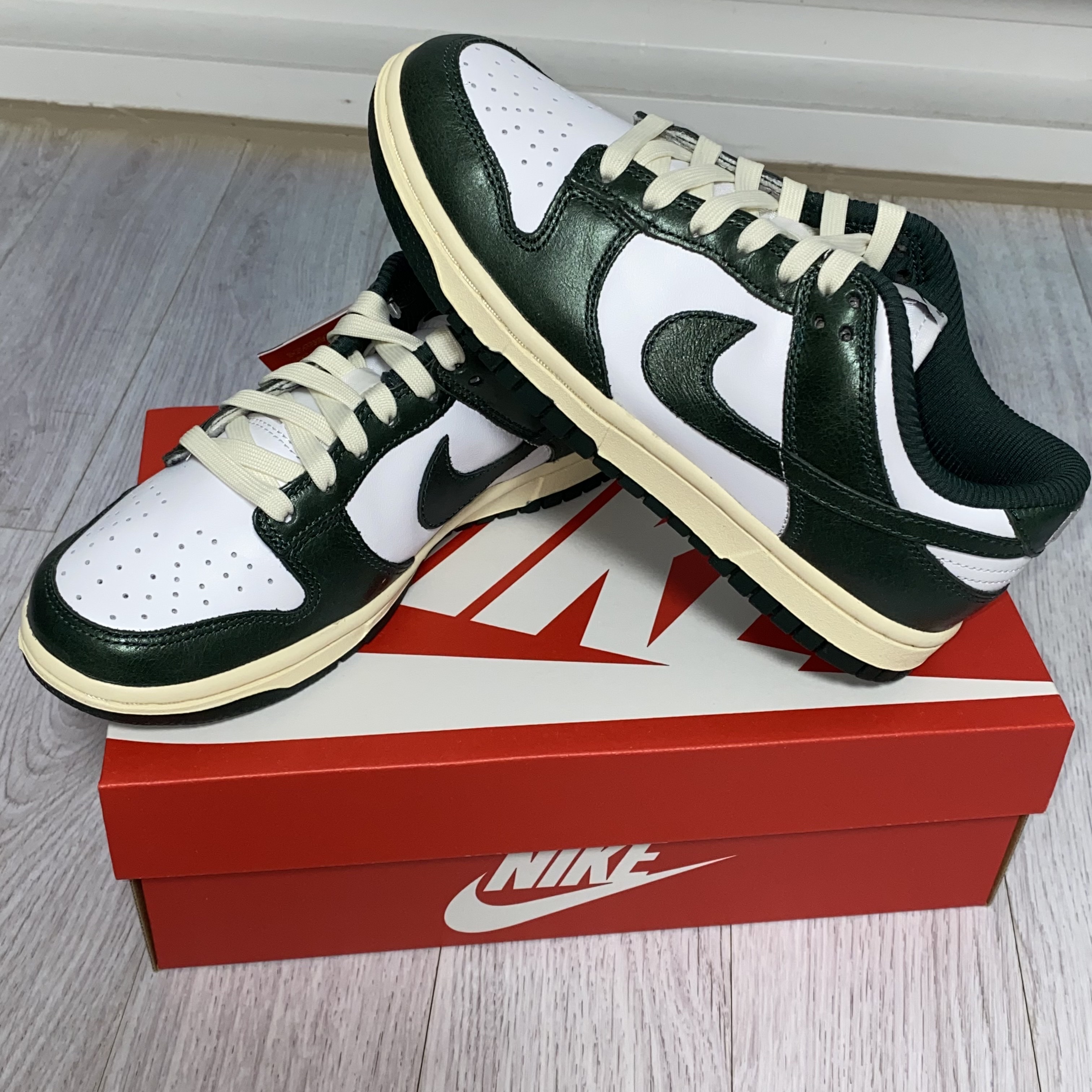(W) Nike Dunk Low Vintage Green 착용 스타일 - 1