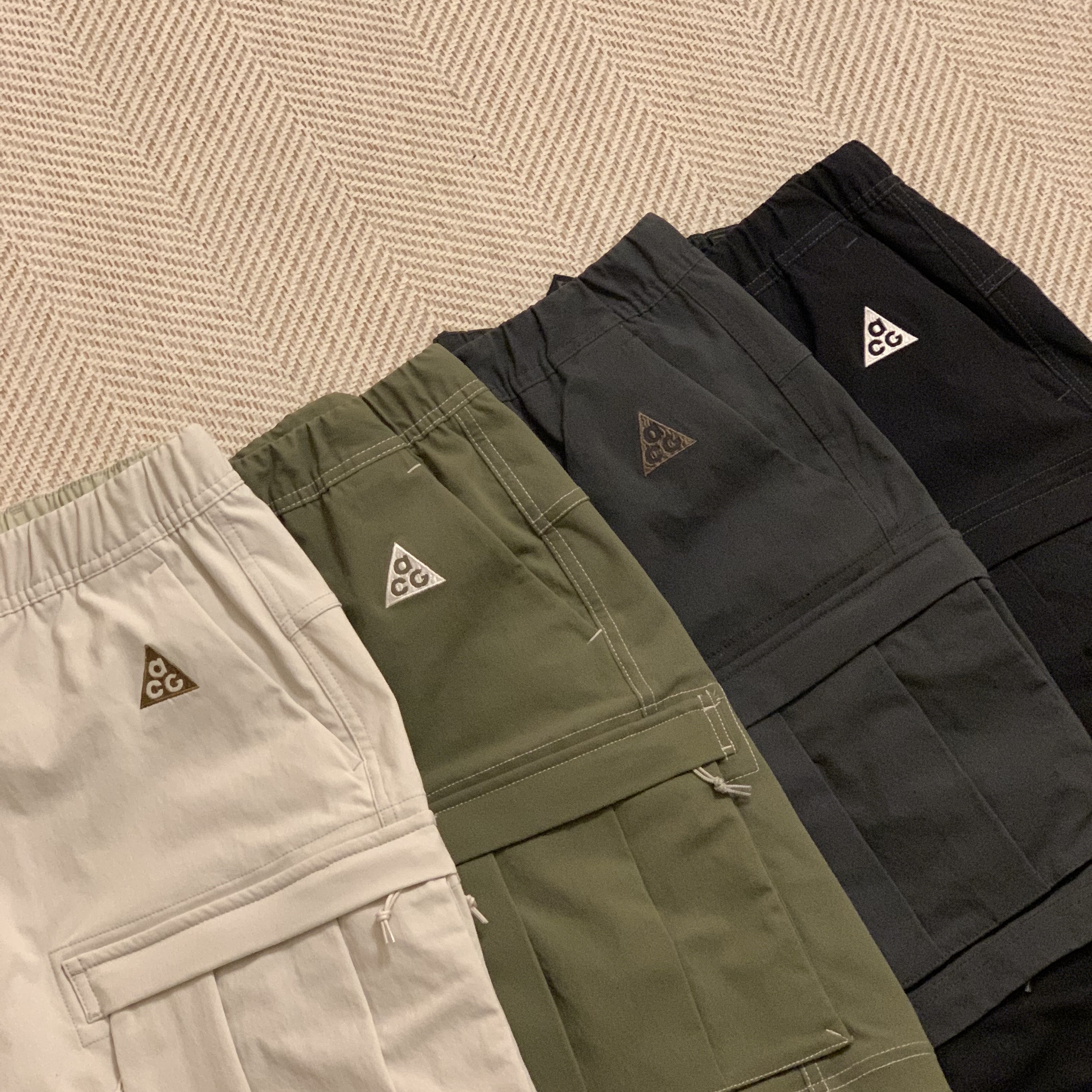 Nike ACG Smith Summit Cargo Pants Light Bone - Asia, Nike ACG Smith Summit Cargo Pants Medium Olive - Asia 착용 스타일
