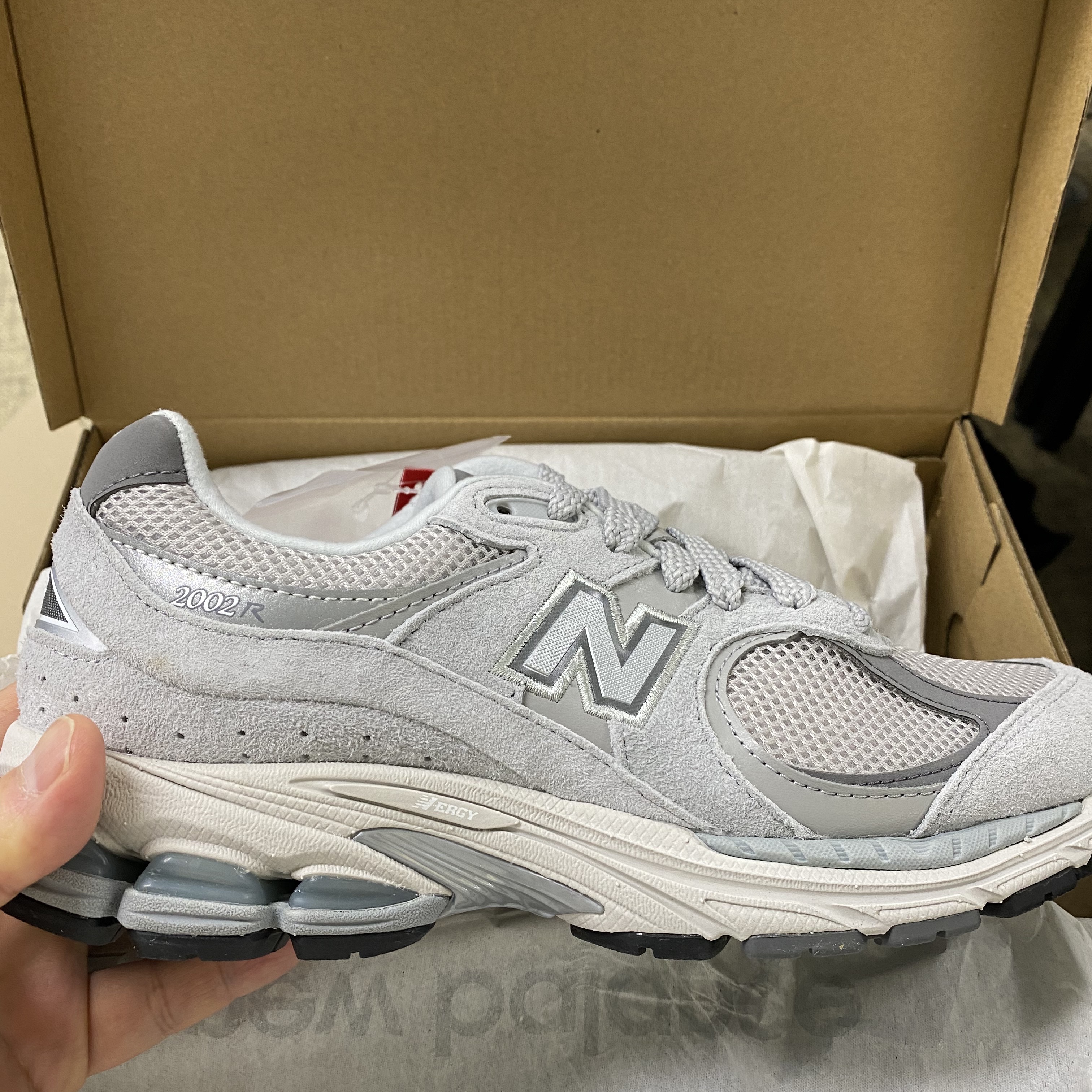 New Balance 2002R T2 Gray 착용 스타일 - 2