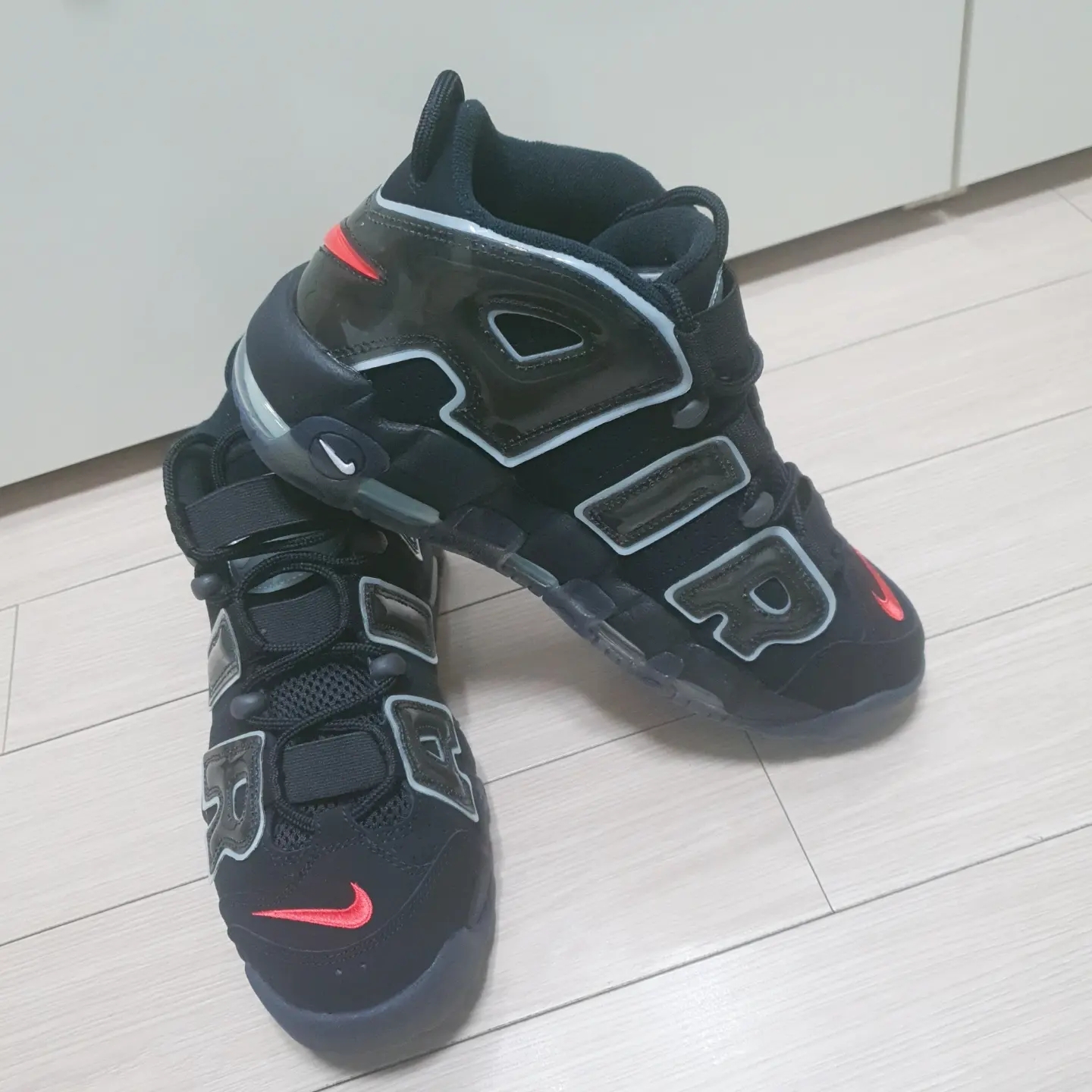 Nike Air More Uptempo 96 Maximum Volume 착용 스타일 - 3