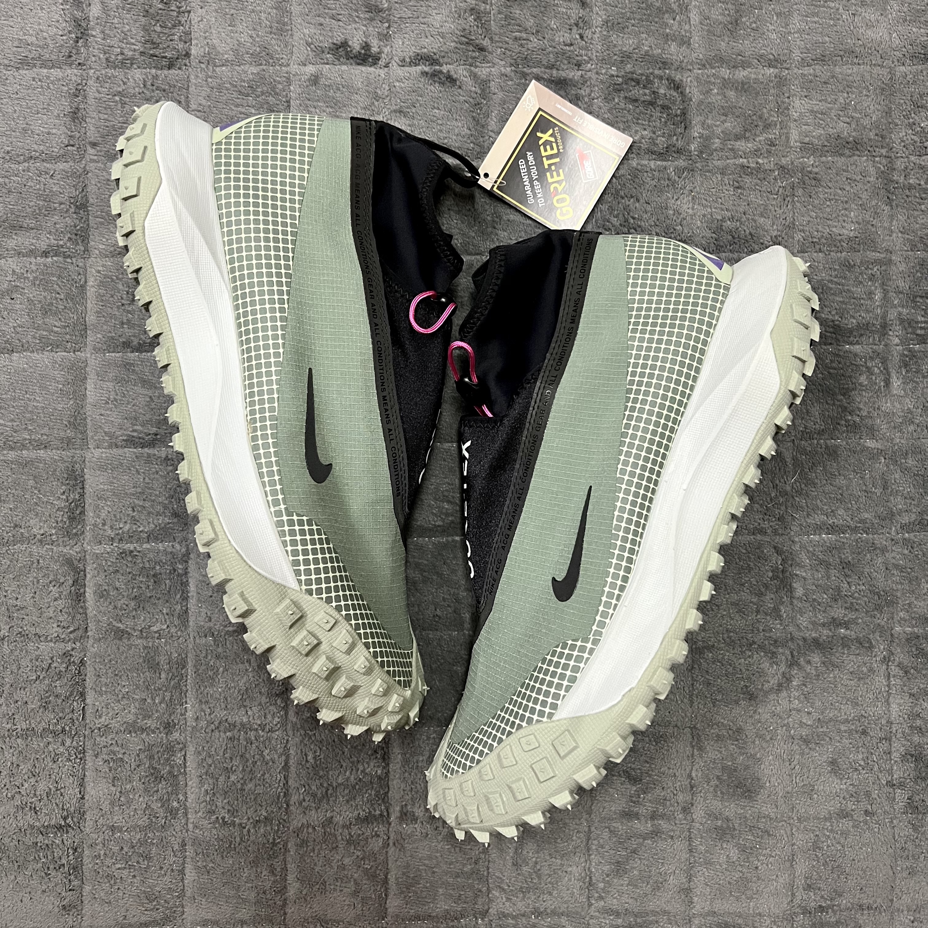 Nike ACG Mountain Fly Gore-Tex Clay Green 착용 스타일