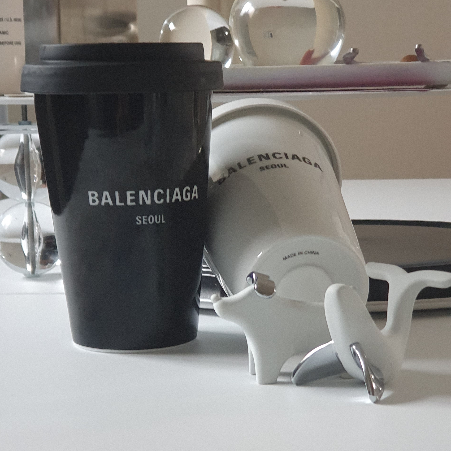 Balenciaga Cities Seoul Coffee Cup Black 착용 스타일