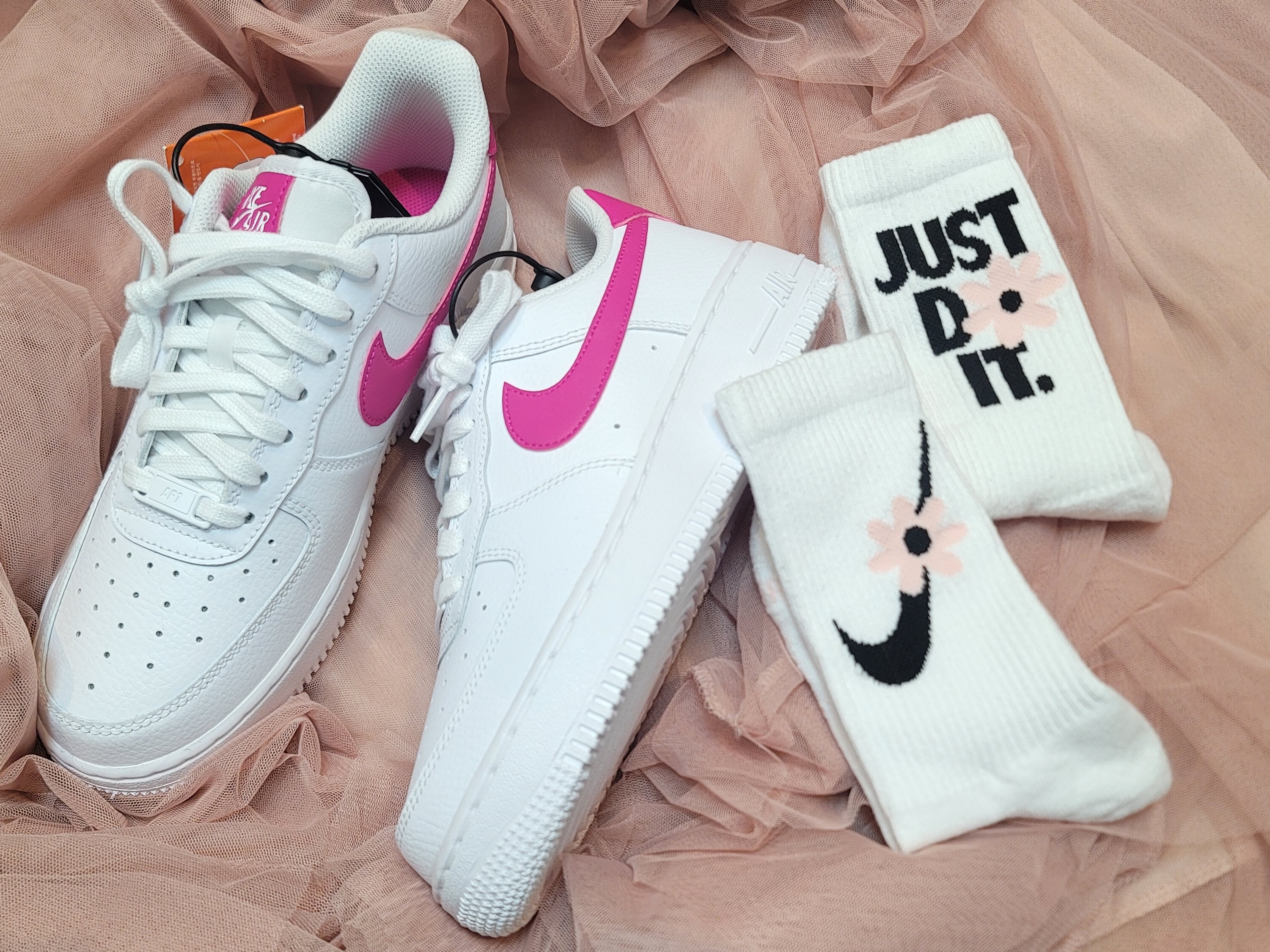 (W) Nike Air Force 1 '07 White Pink Prime, (Kids) Nike Everyday Plus Socks Pink White (6 Pack/Korean Ver.) 착용 스타일 - 3