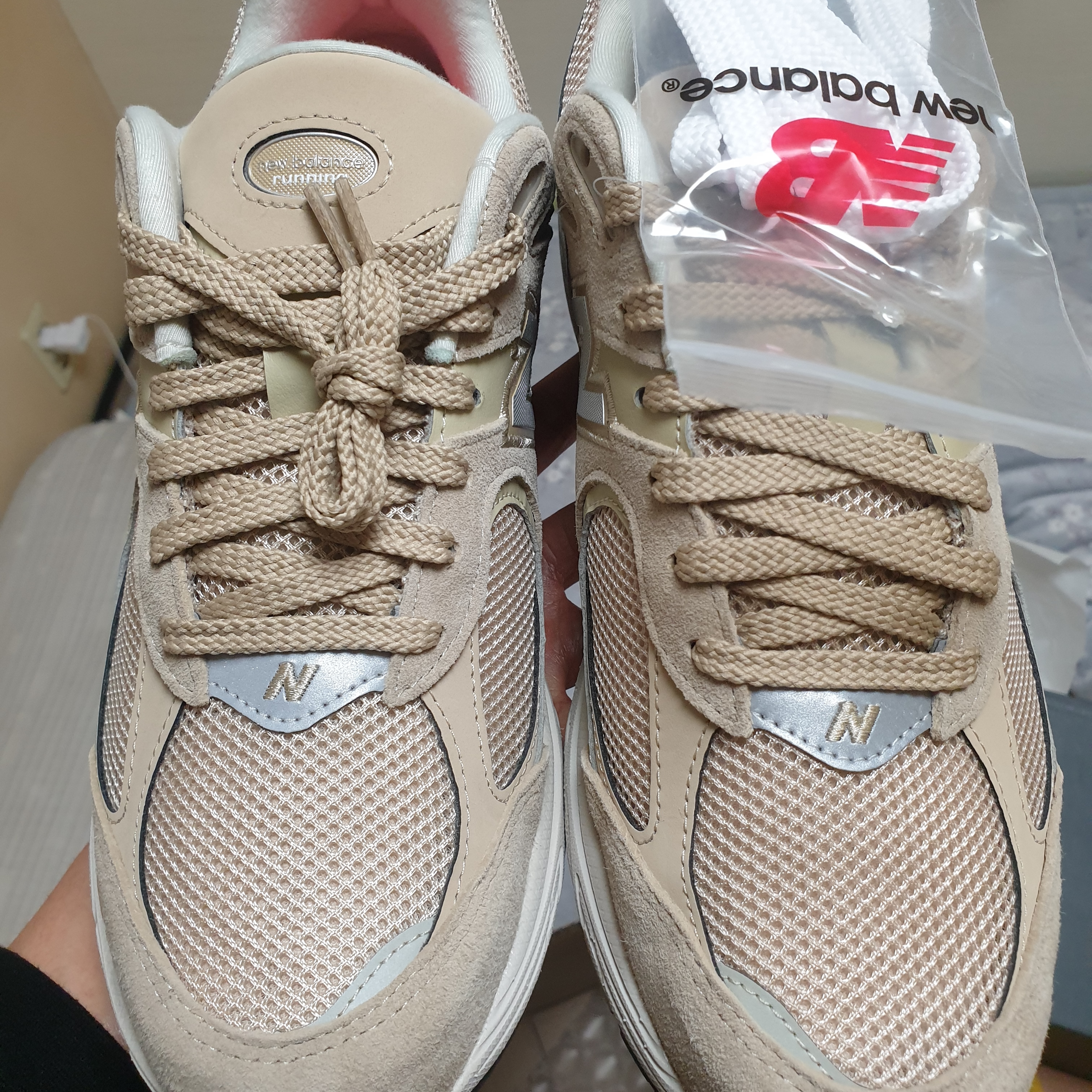 New Balance 2002R T2 Beige 착용 스타일 - 2