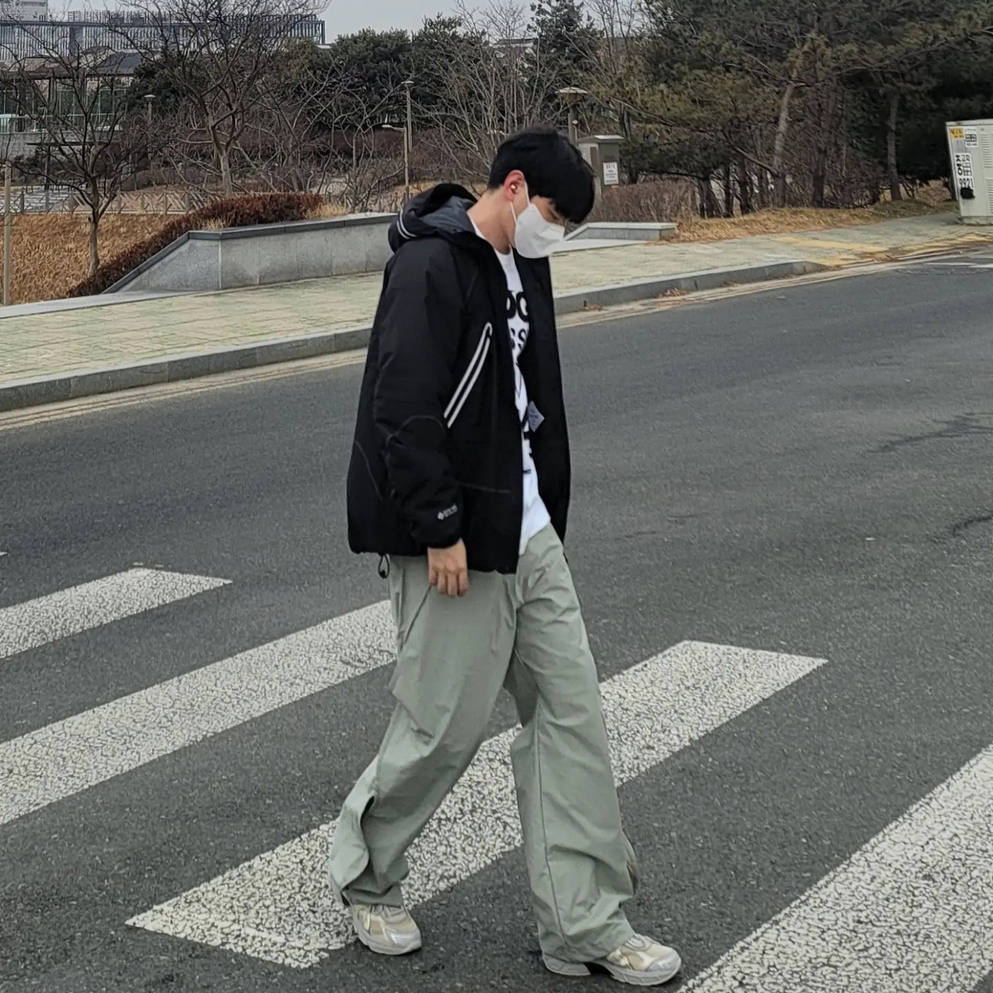 Palace Gore-tex Infinium P-Tech Jacket Black - 21FW, CDG x Stussy T-Shirt White 착용 스타일 - 3