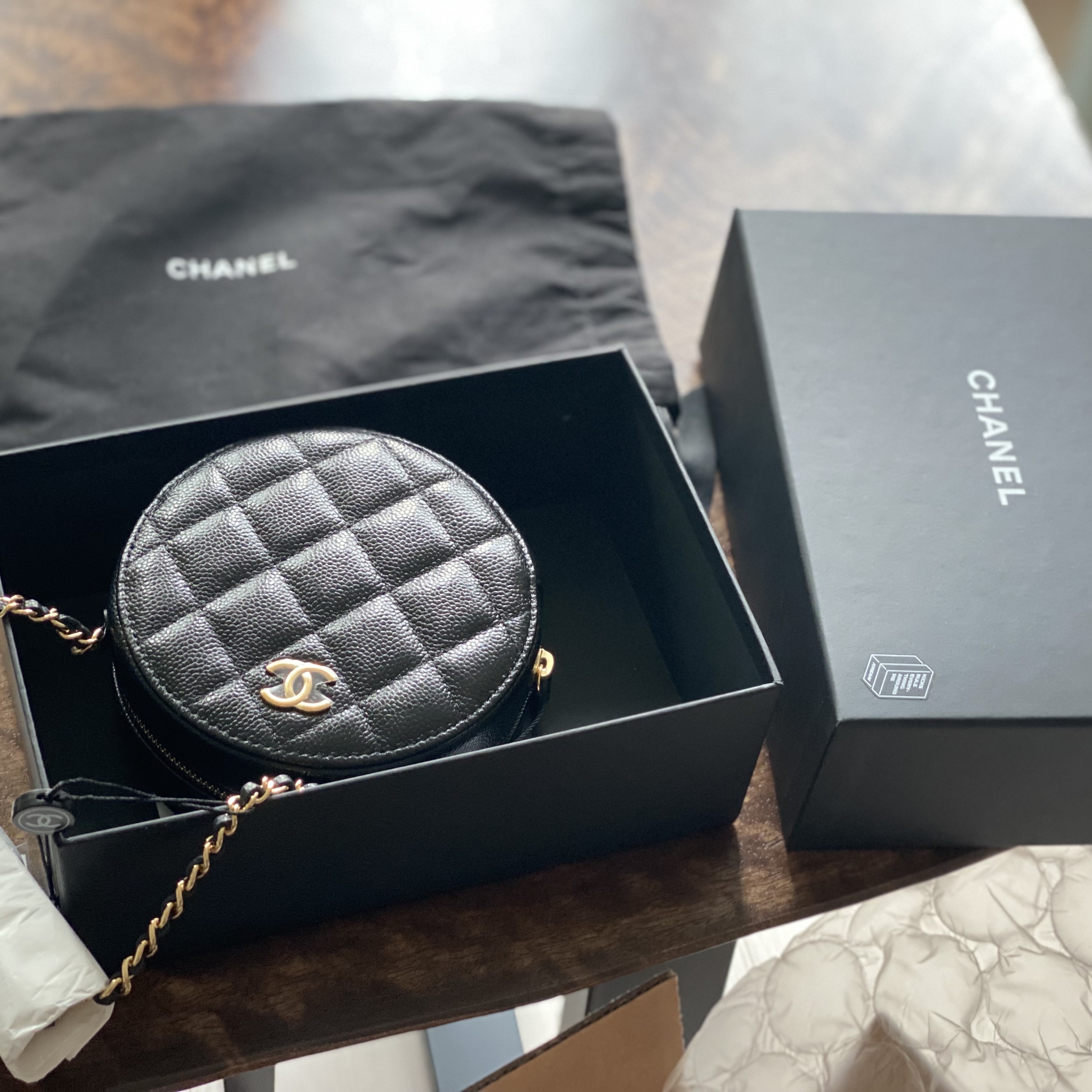 Chanel Clutch With Chain Grained Calfskin & Gold Black 착용 스타일