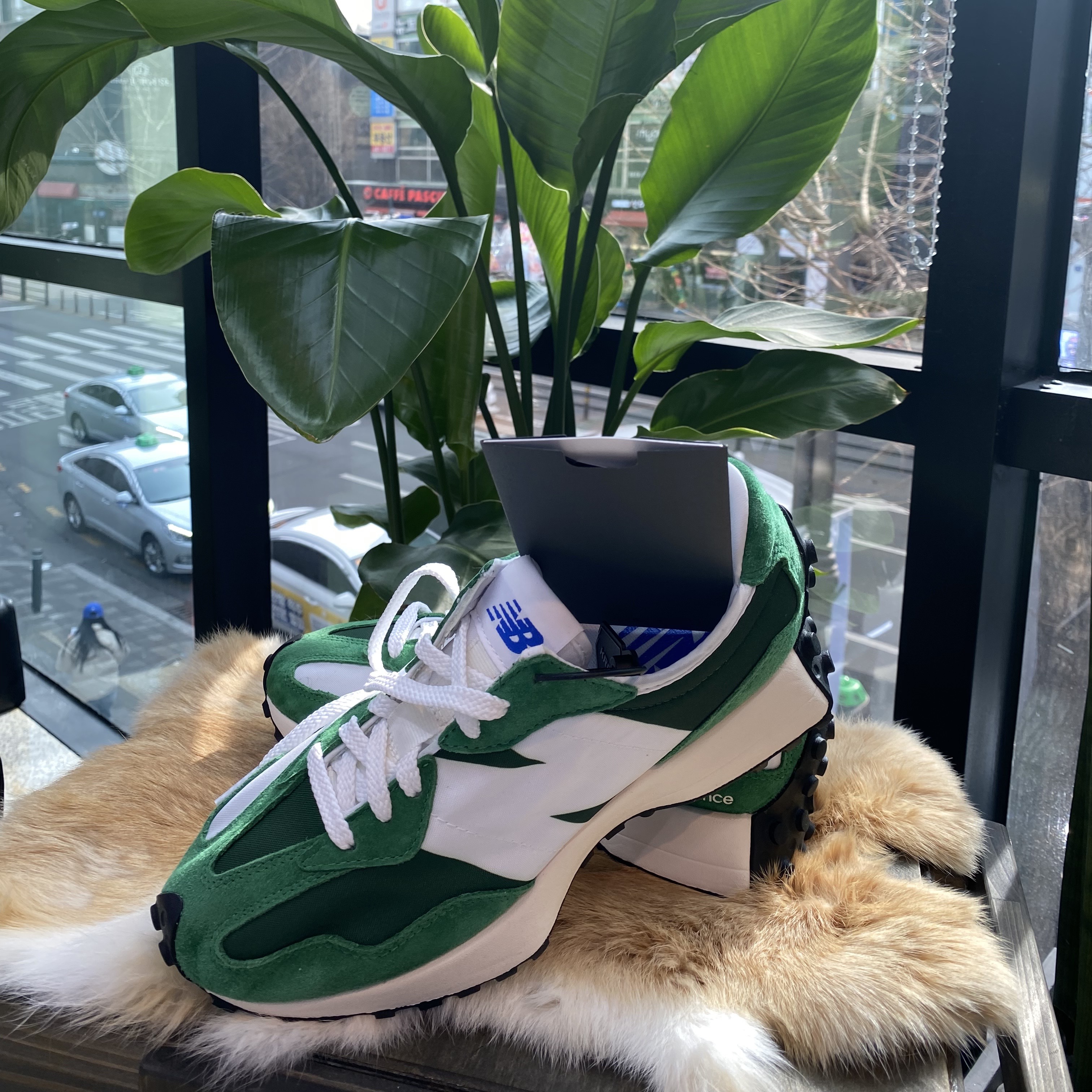 New Balance 327 Varsity Green 착용 스타일