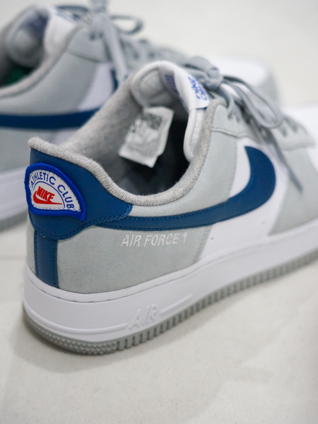 Nike Air Force 1 '07 LV8 Athletic Club Light Smoke Grey Marina 착용 스타일 - 2