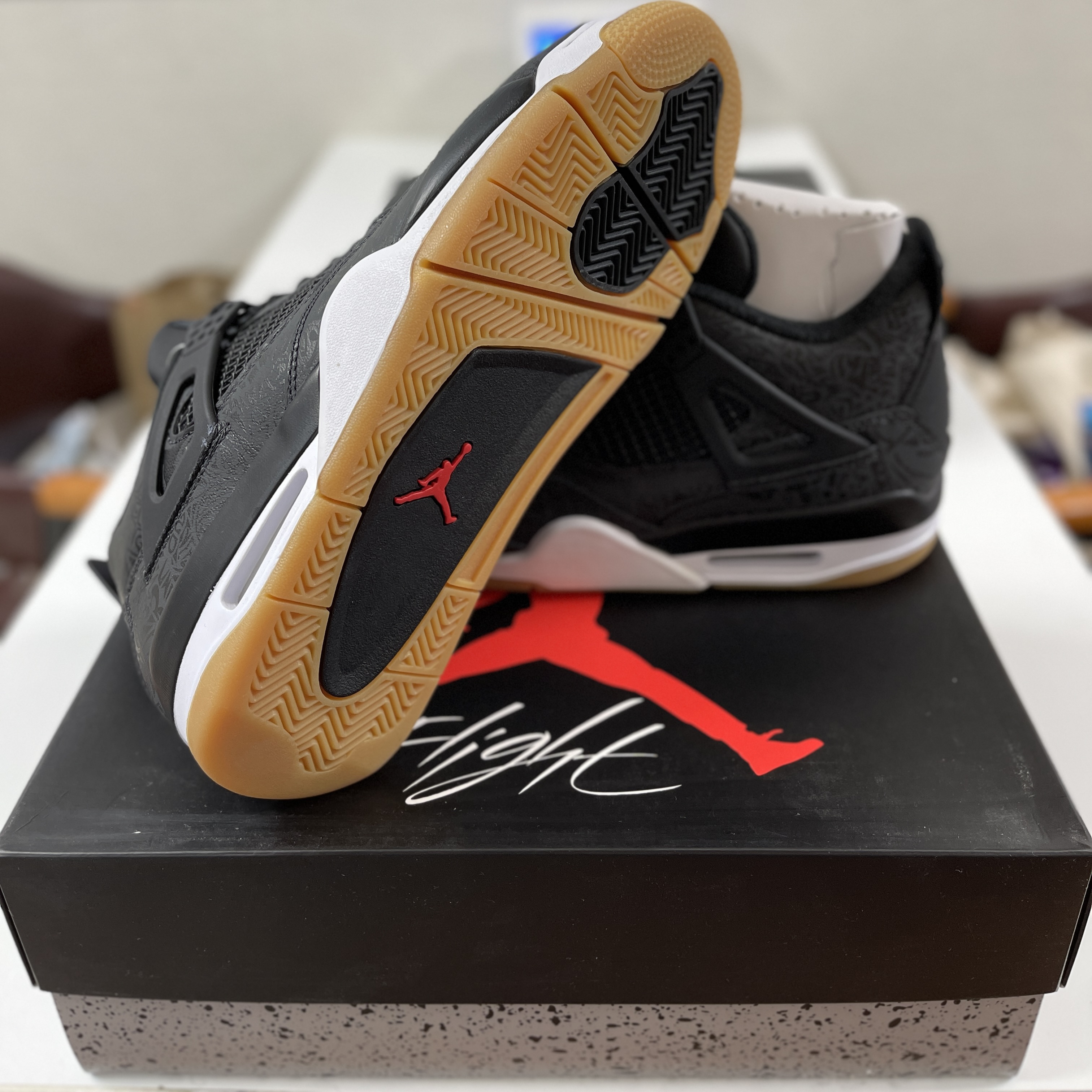 Jordan 4 Retro Laser Black Gum 착용 스타일 - 5