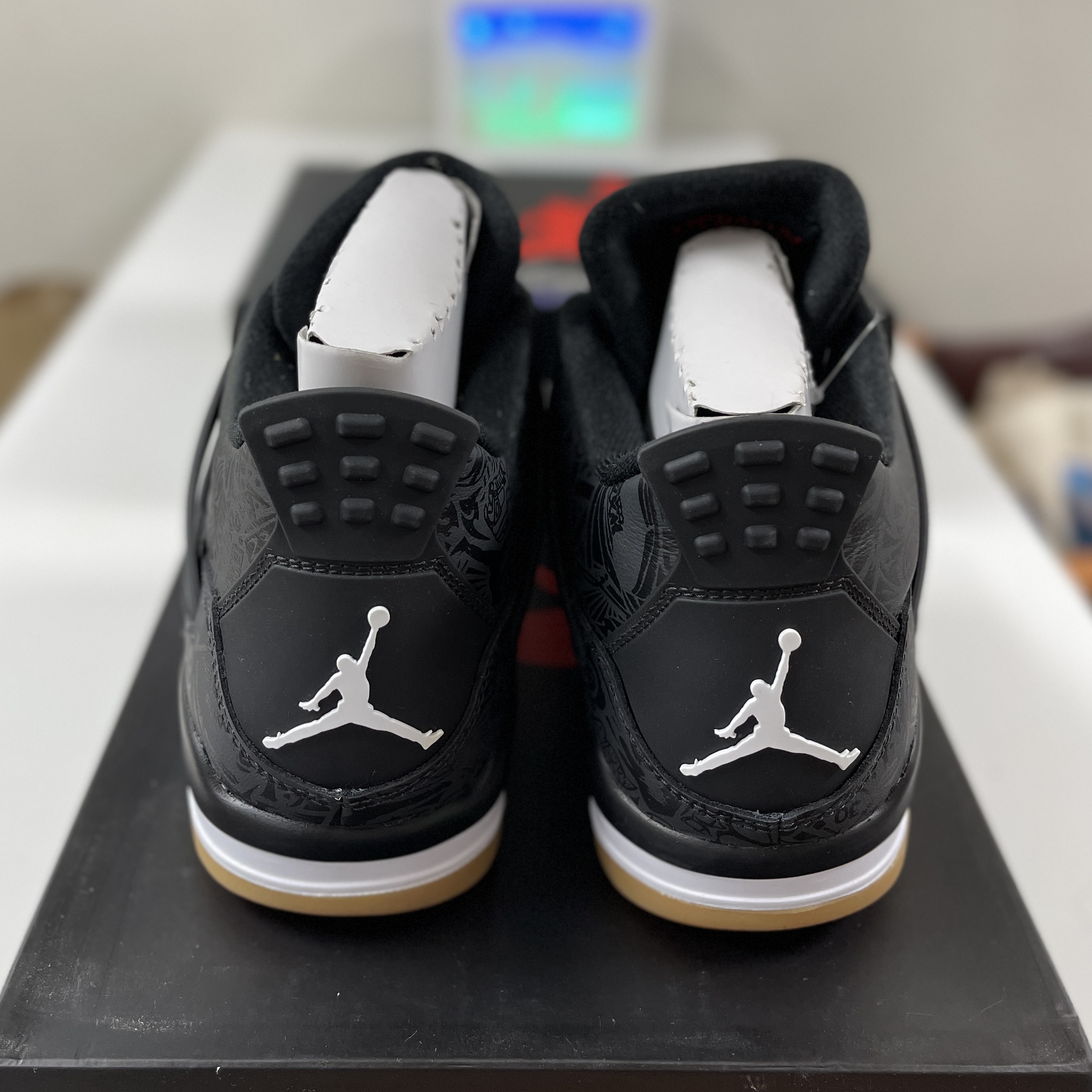 Jordan 4 Retro Laser Black Gum 착용 스타일 - 4