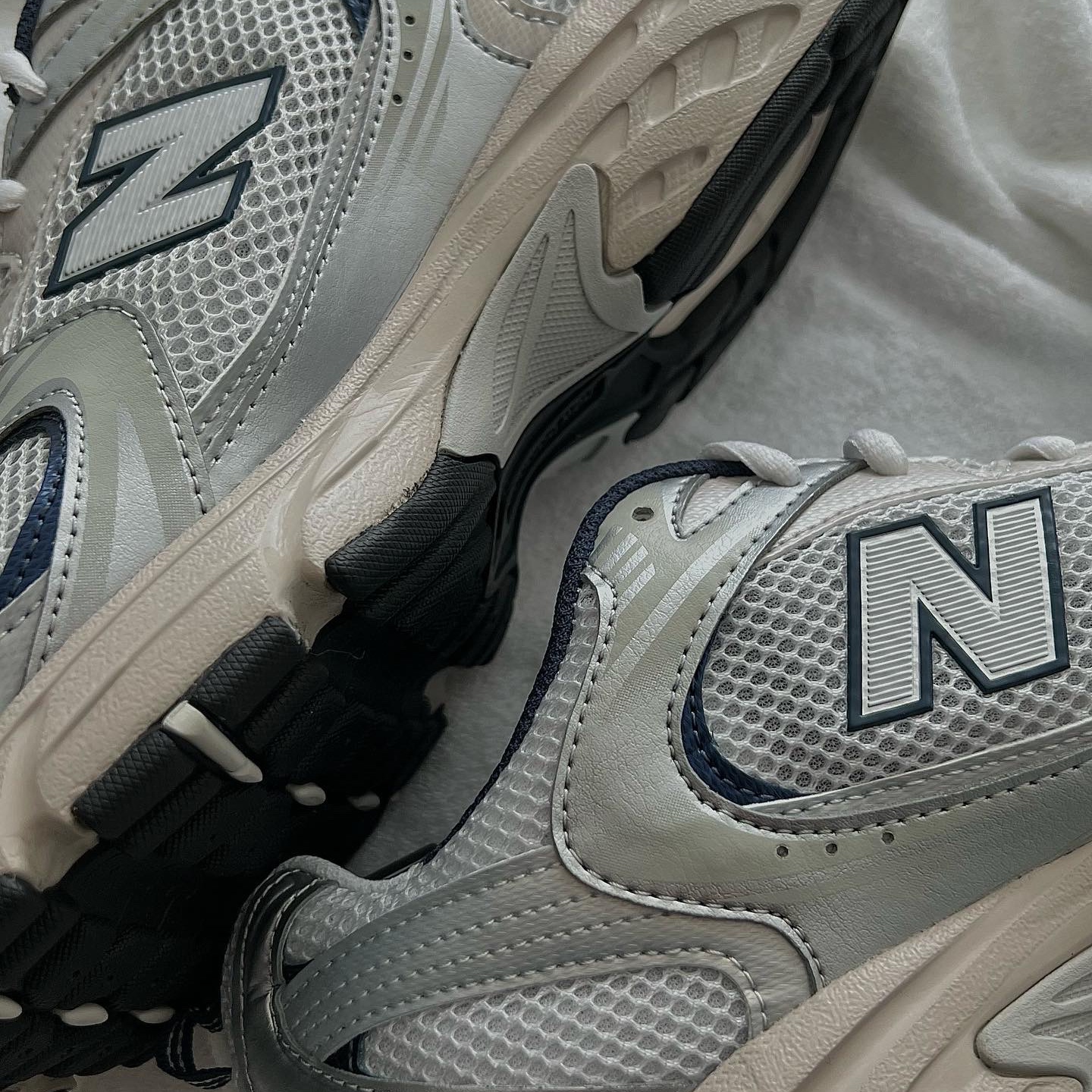 New Balance 530 Steel Grey 착용 스타일 - 4