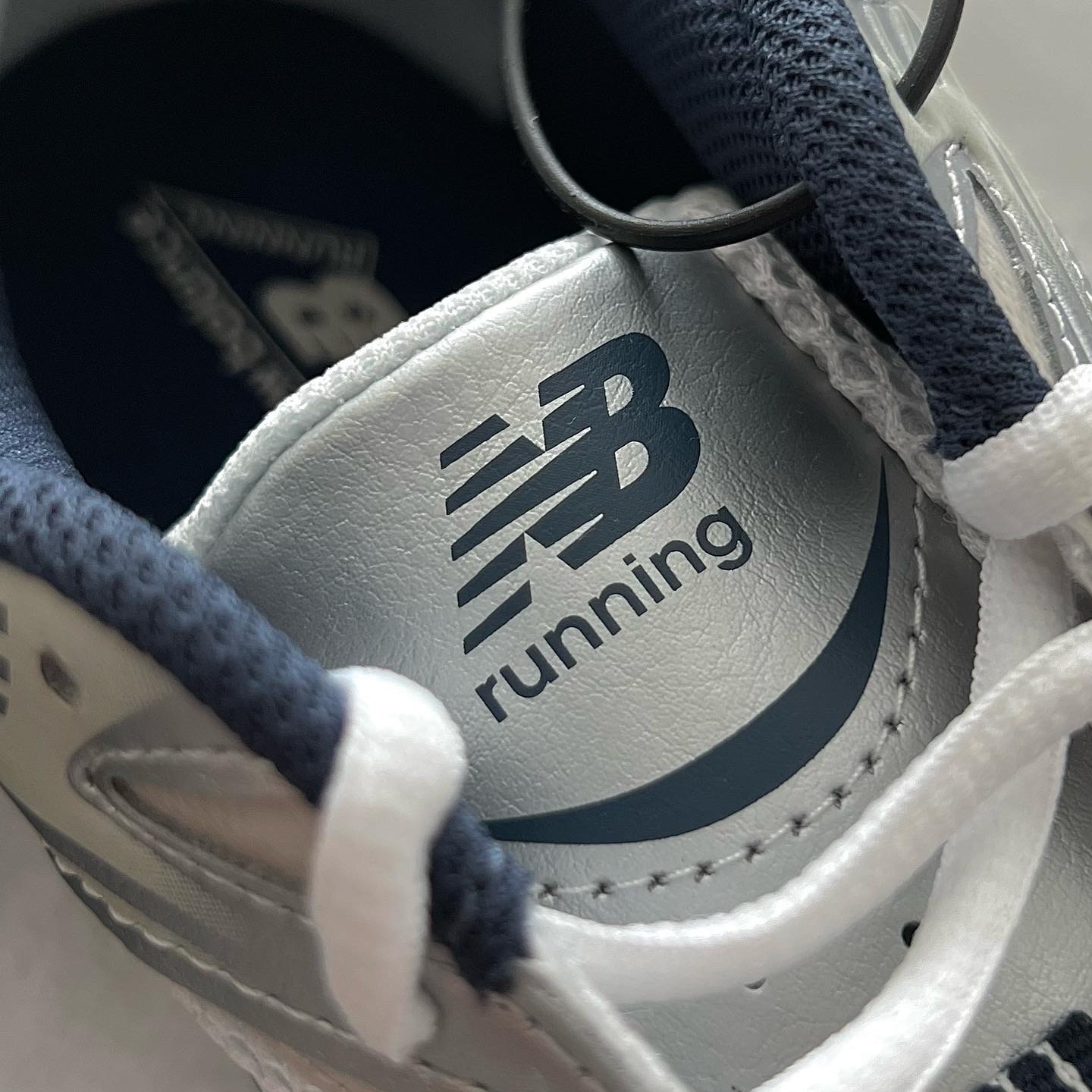 New Balance 530 Steel Grey 착용 스타일 - 2