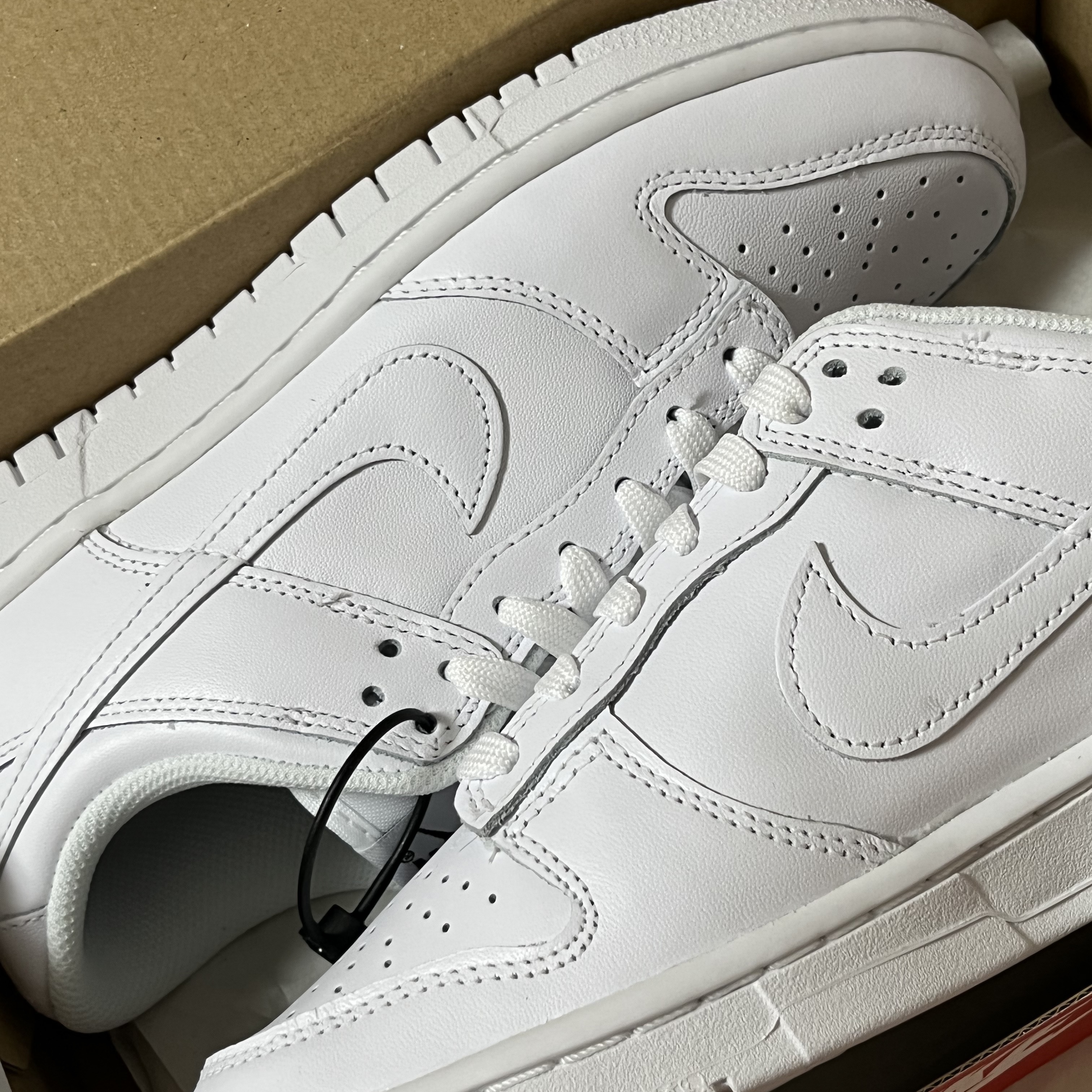 (W) Nike Dunk Low Triple White 착용 스타일 - 3