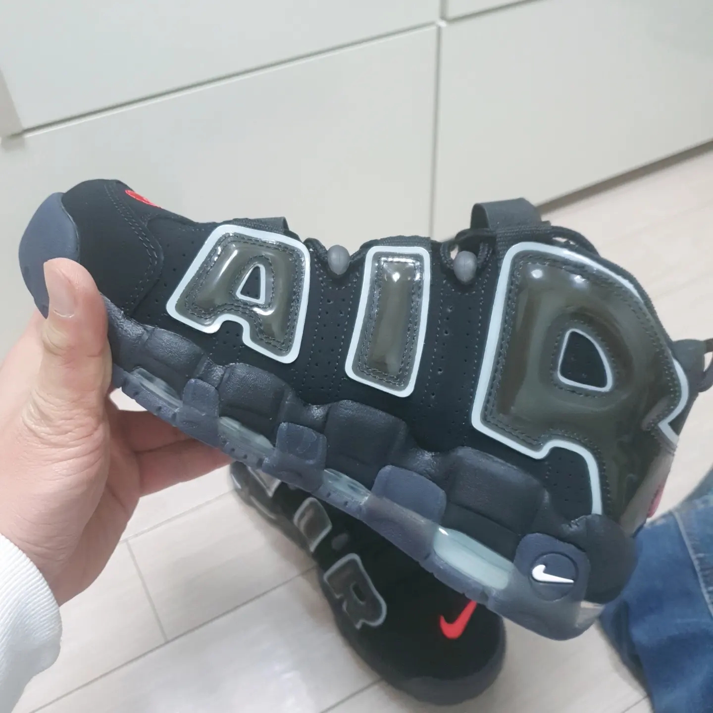 Nike Air More Uptempo 96 Maximum Volume 착용 스타일 - 2