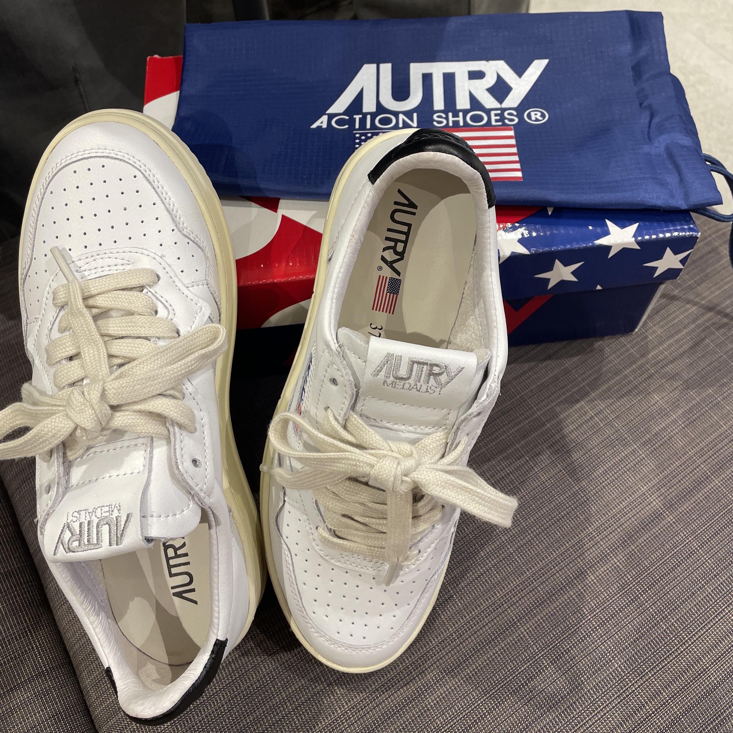 (W) Autry Medalist Low Leather Sneakers White Black 착용 스타일 - 2