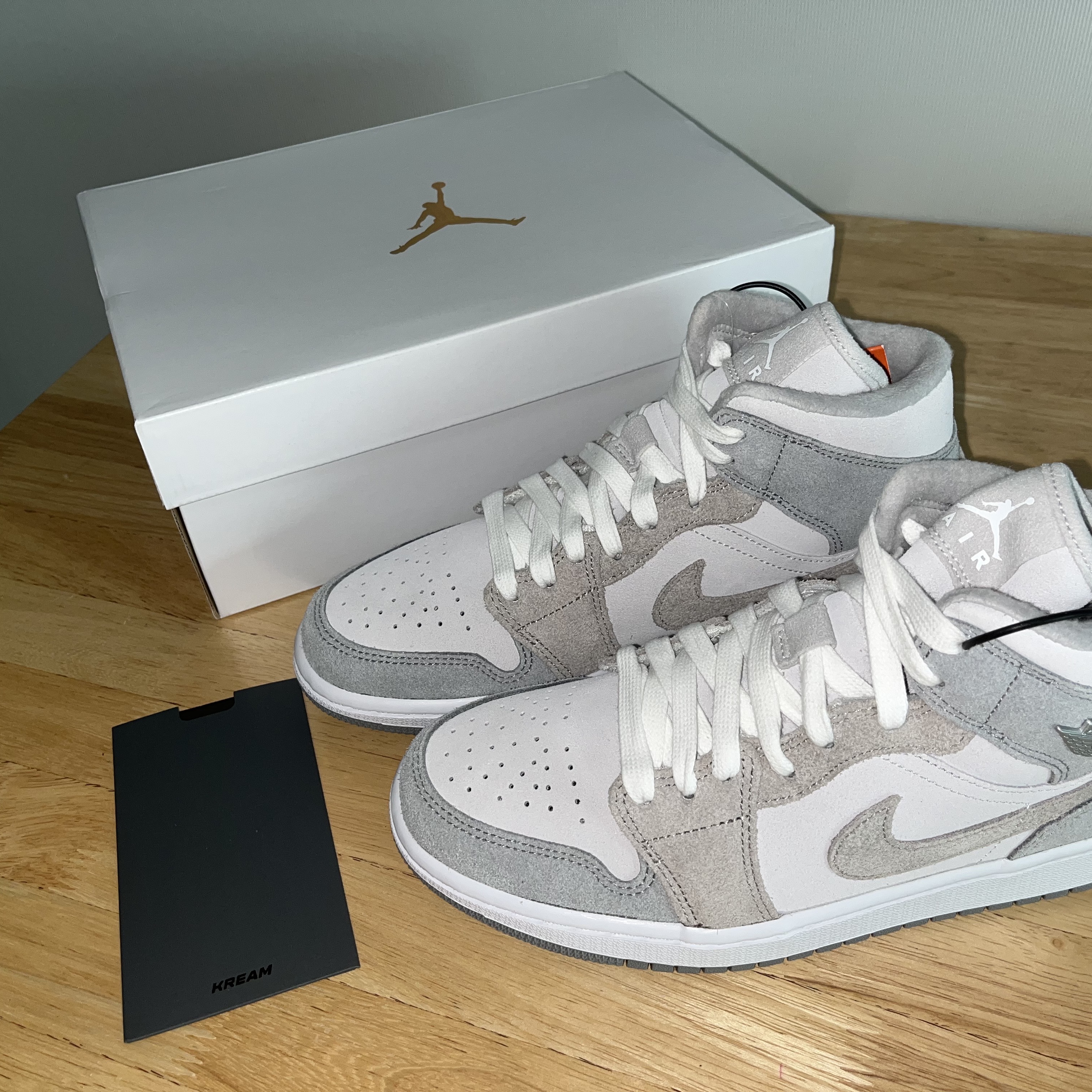 (W) Jordan 1 Mid SE Particle Grey 착용 스타일 - 1