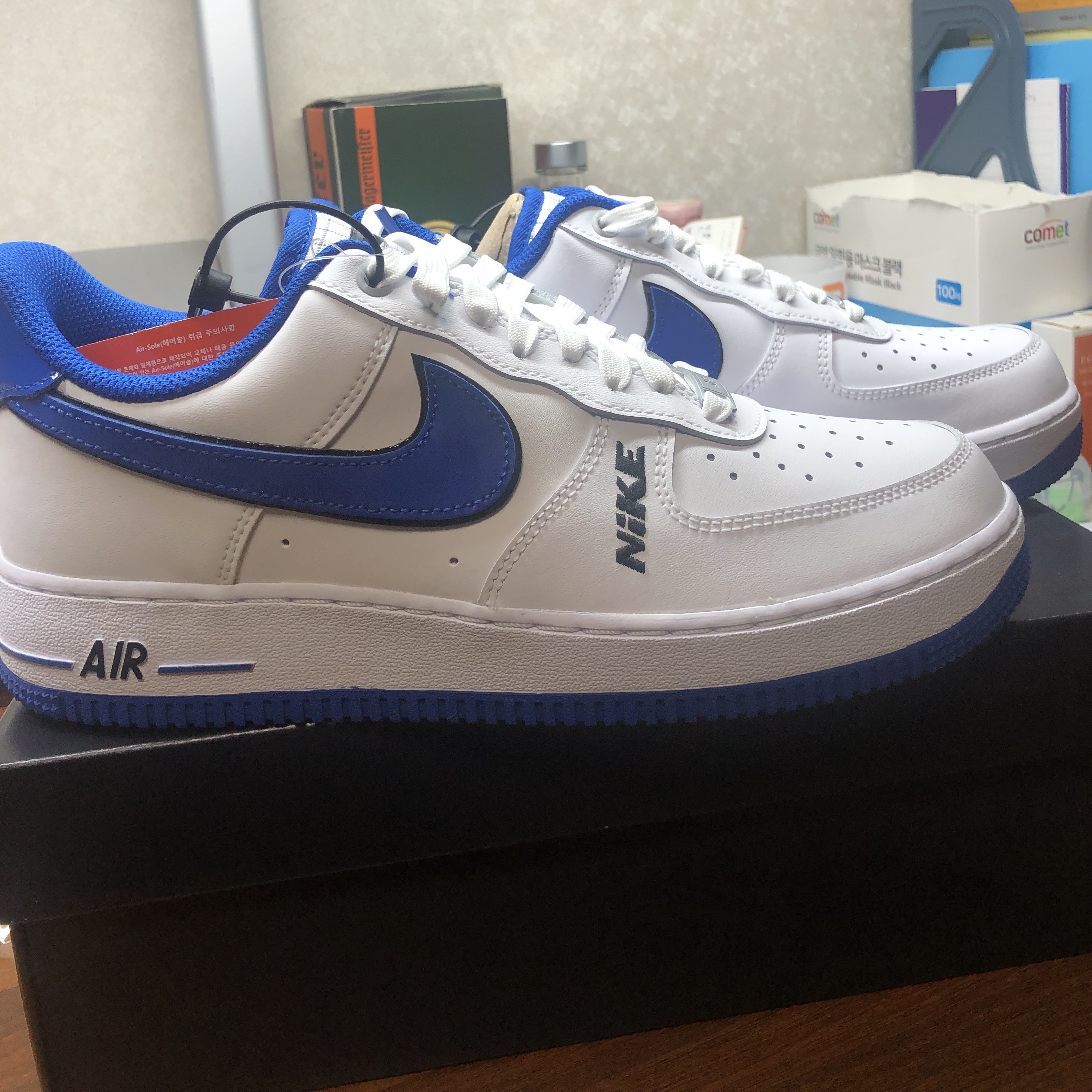 Nike Air Force 1 '07 LV8 White Game Royal 착용 스타일