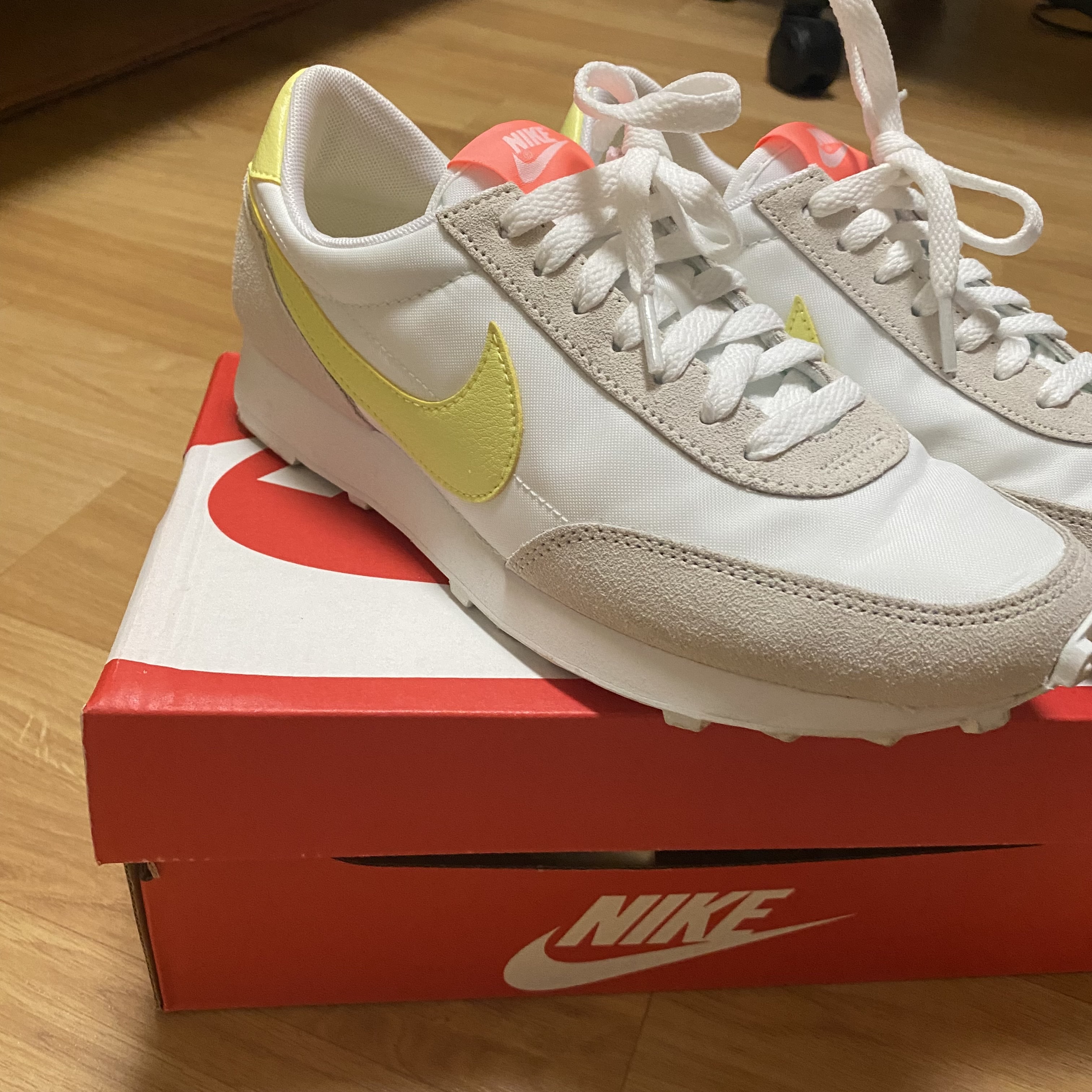 (W) Nike Daybreak Pale Ivory Light Zitron Bright Mango 착용 스타일 - 3