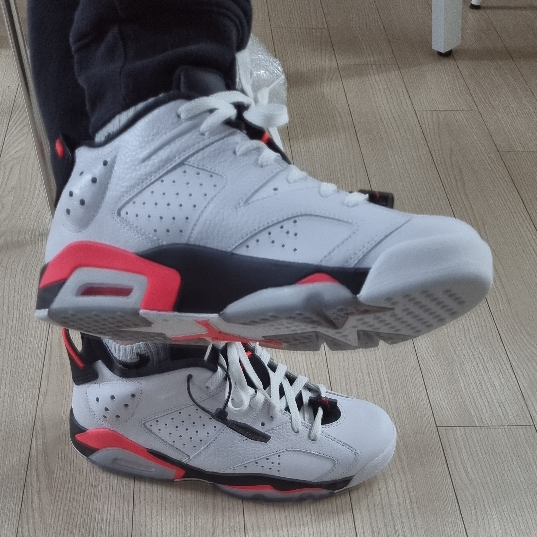 Jordan 6 Retro Low Infrared White 착용 스타일 - 3