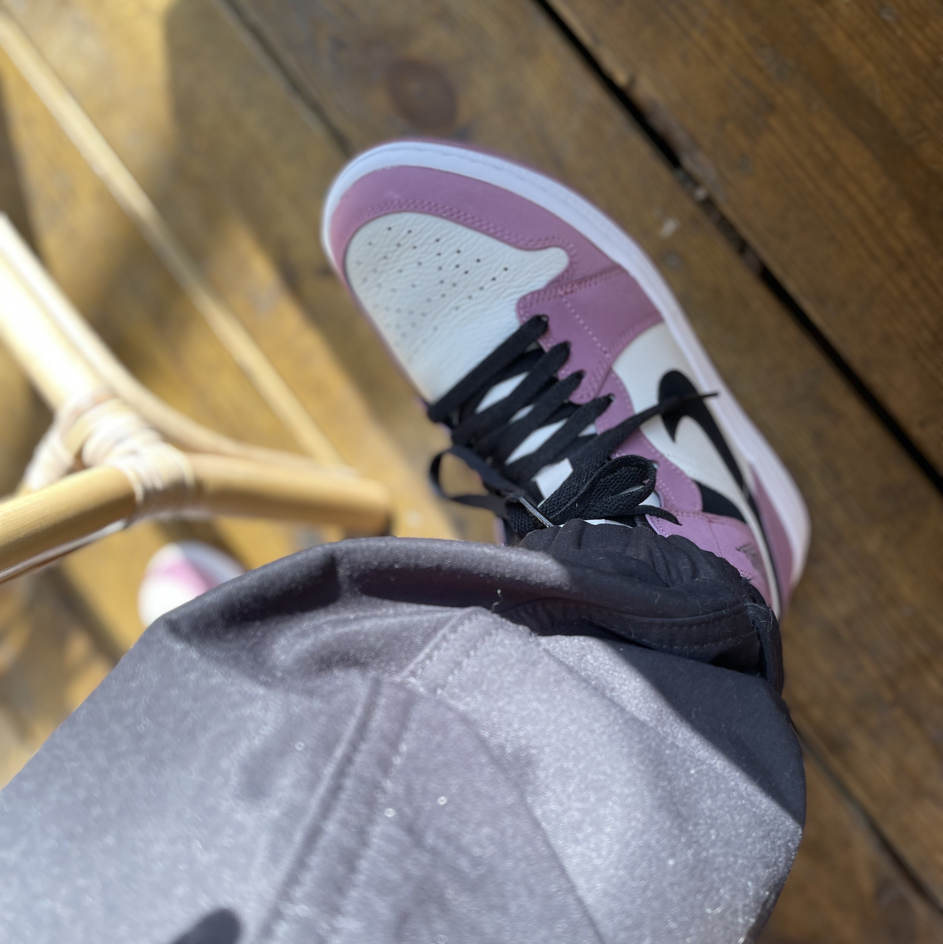 (W) Jordan 1 Mid SE Light Mulberry 착용 스타일 - 1
