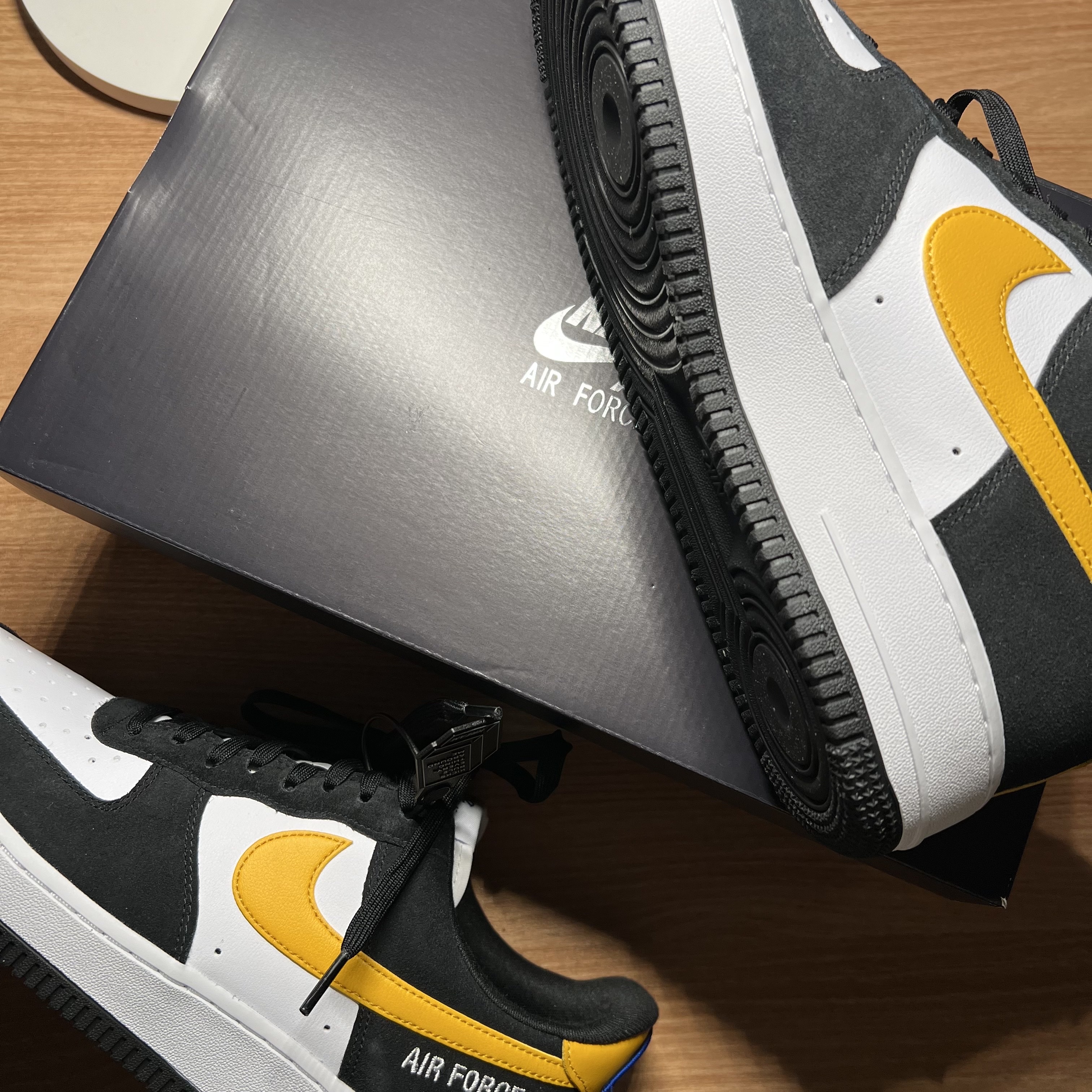 Nike Air Force 1 '07 LV8 Athletic Club Black Dark Sulfur 착용 스타일 - 1
