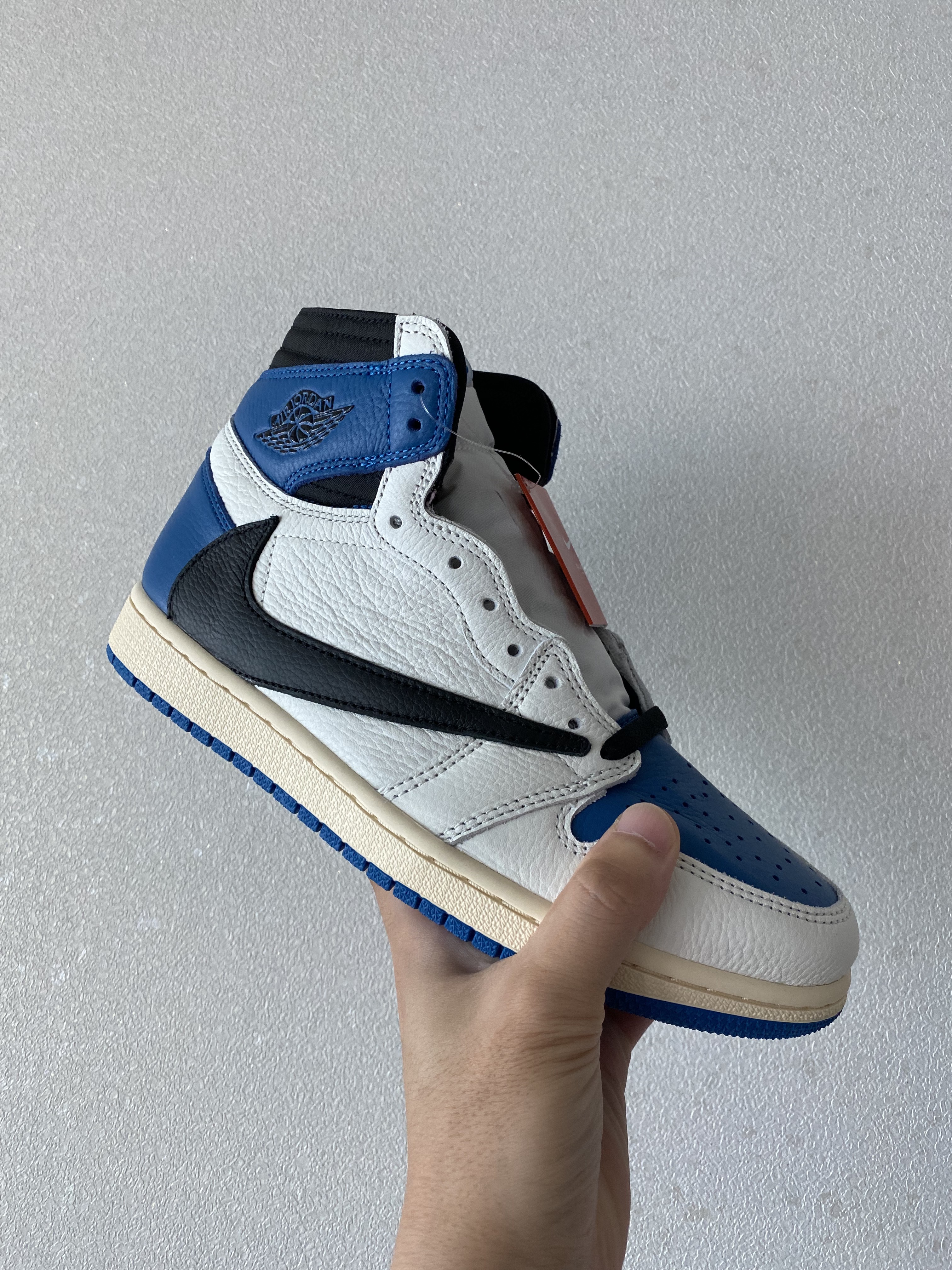 Jordan 1 x Travis Scott x Fragment Retro High OG SP Military Blue 착용 스타일