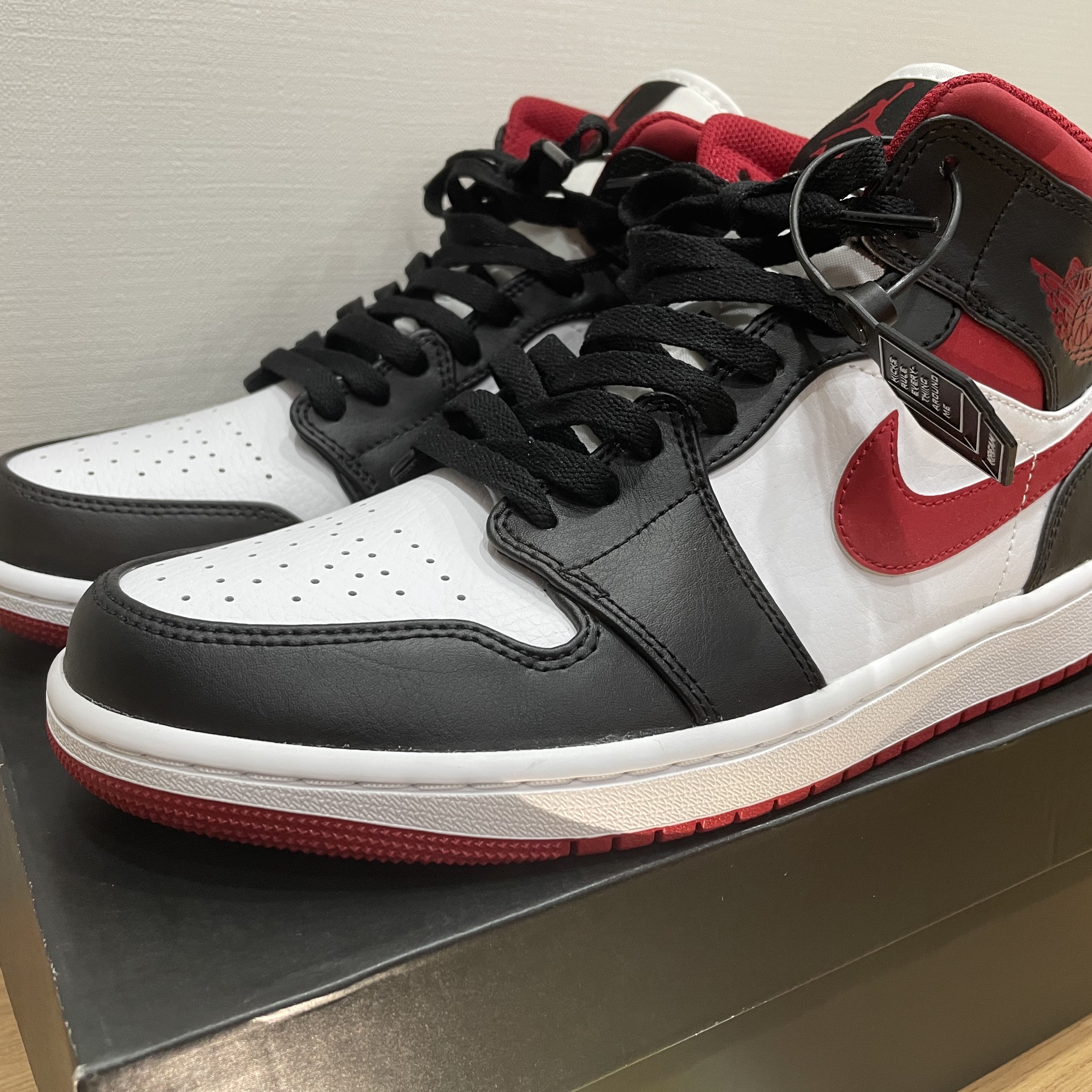 Jordan 1 Mid Gym Red Black White 착용 스타일
