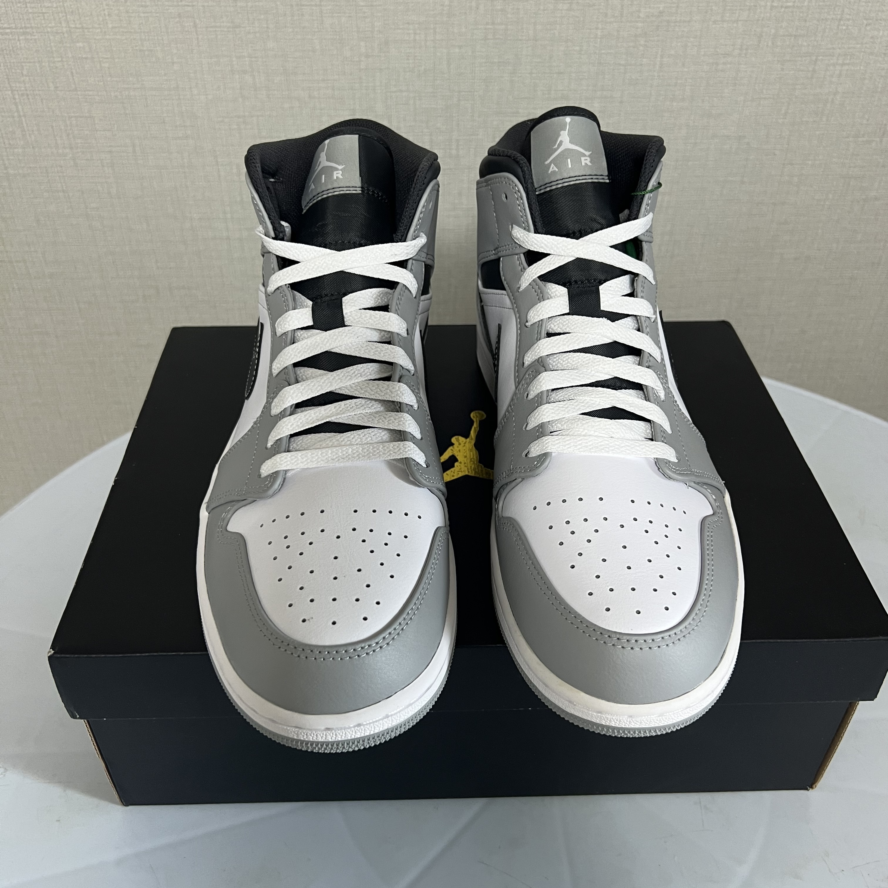 Jordan 1 Mid Light Smoke Grey Anthracite 착용 스타일 - 2