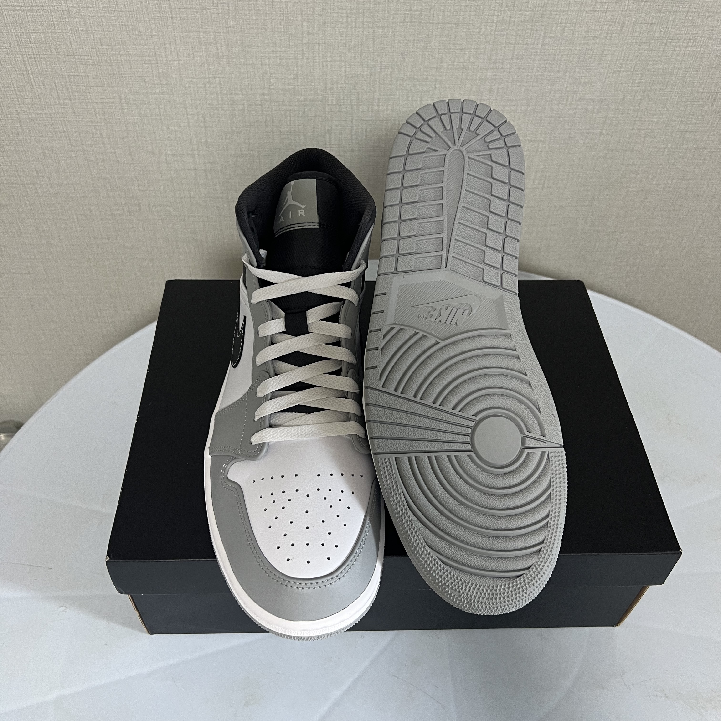 Jordan 1 Mid Light Smoke Grey Anthracite 착용 스타일 - 3
