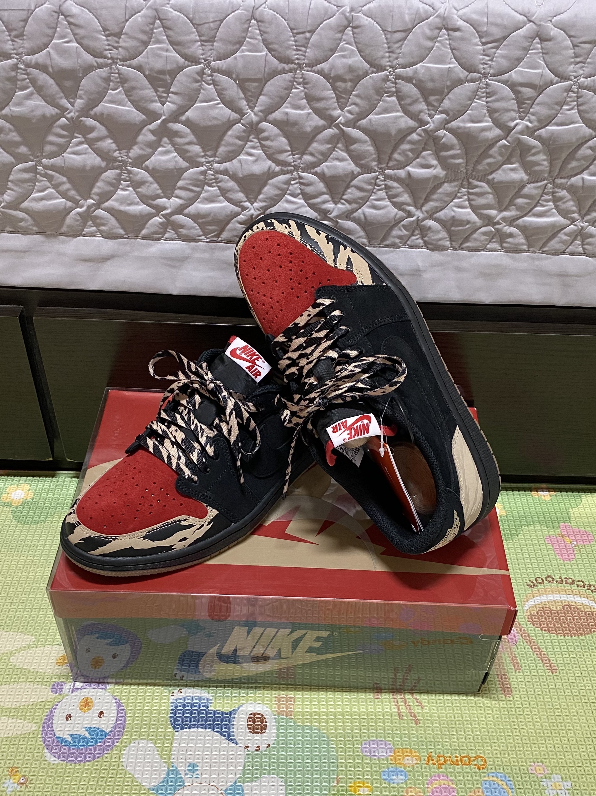 Jordan 1 x SoleFly Retro Low OG SP Black and Sport Red 착용 스타일 - 5