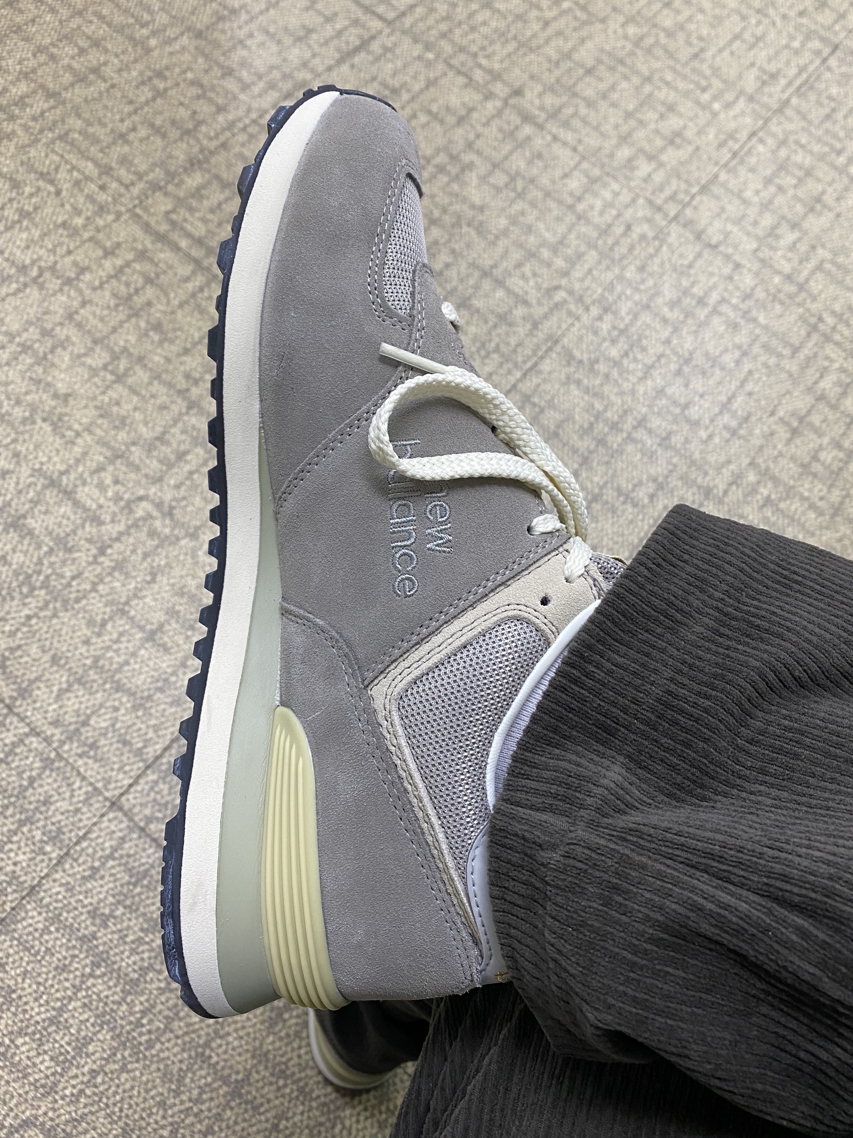 New Balance 574 Grey Day 착용 스타일